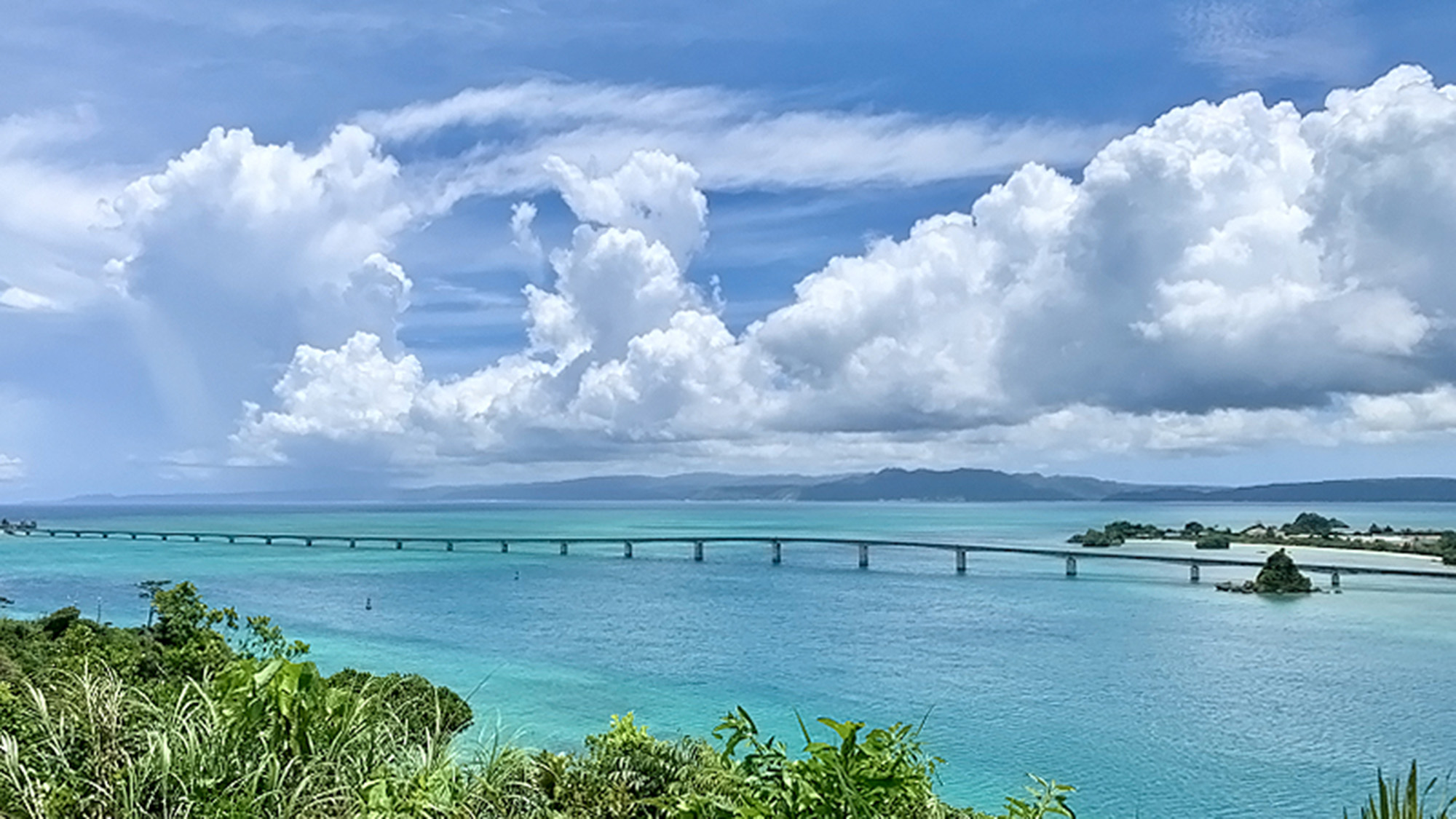 ・【運天森園地】高台に整備されていて、運天展望台からは古宇利大橋の全景を横から眺めることができます