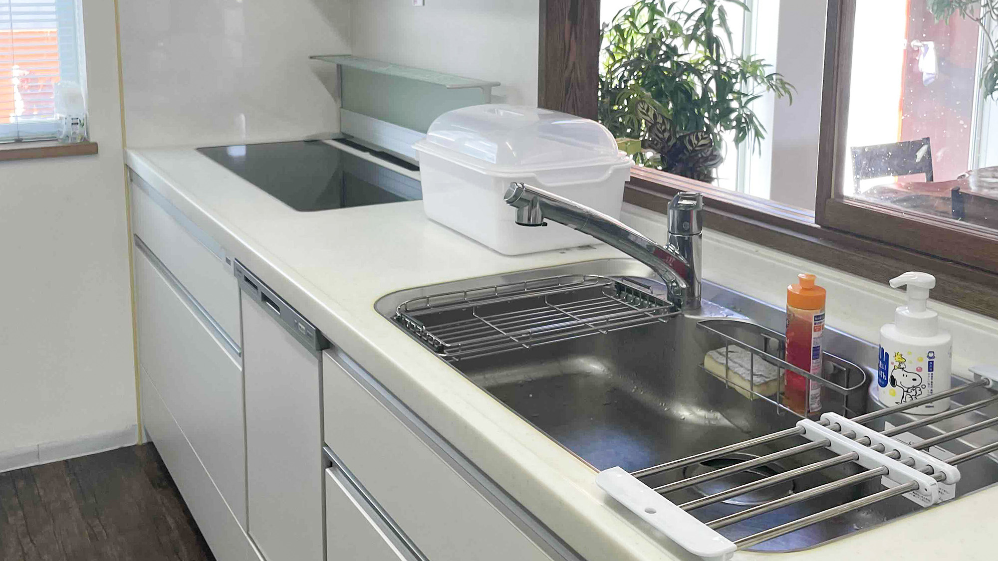 ・【キッチン】大きなシンクにIHコンロもあり、料理もできます