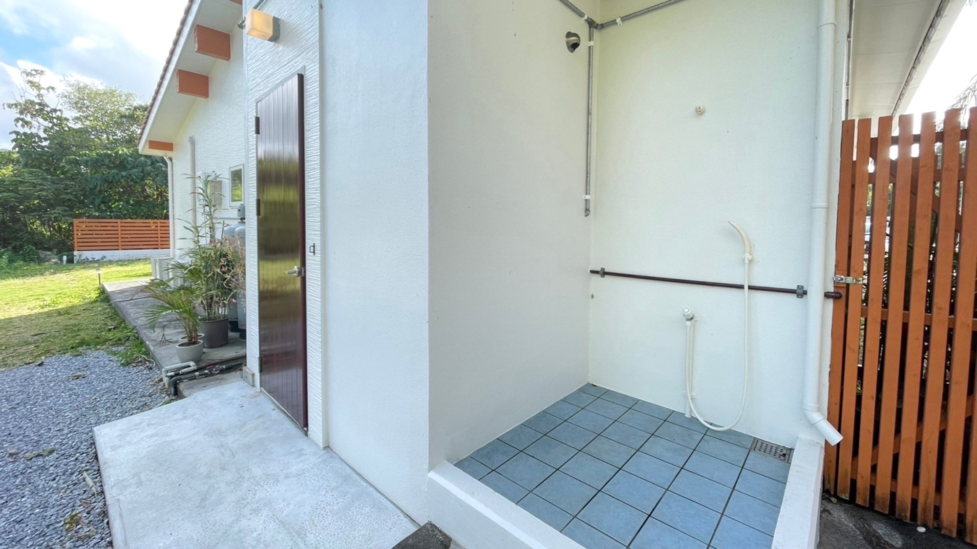 ・【外観】サッと浴びれる屋外シャワーを設置。海で泳いだり、アクティビティの後に便利です