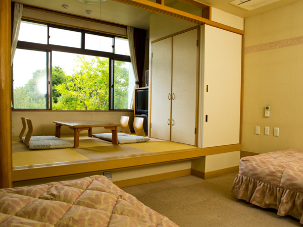 Japanese-Western style room - perfect for families or trips with three generations! Barrier-free access available.