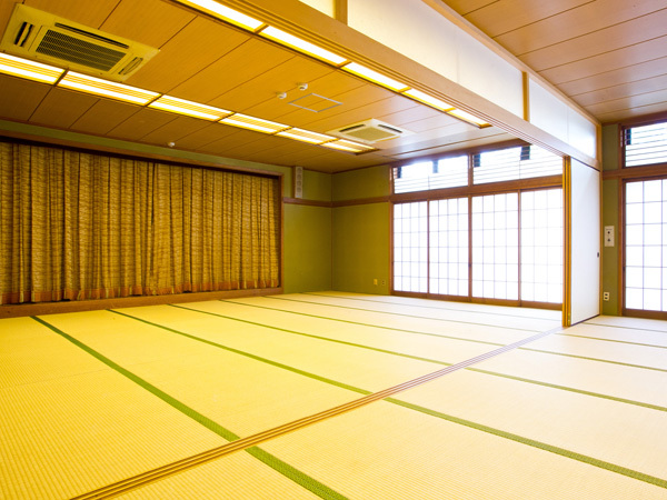Large hall: A recommended room for use as a training camp or for relaxing during business trips.