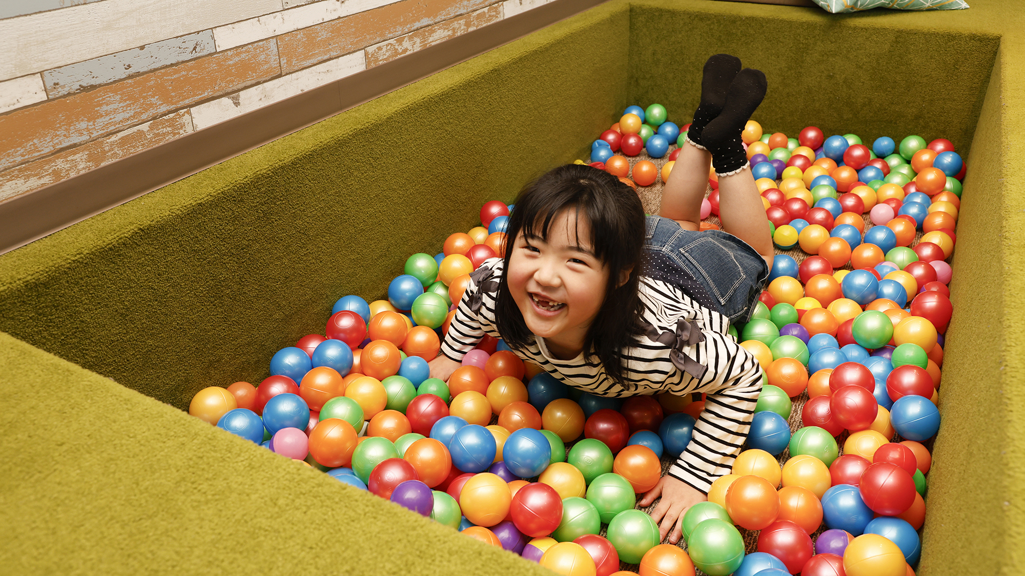 ■サロン-この街ガーデンズ-■お子様が遊べるボールプールも！