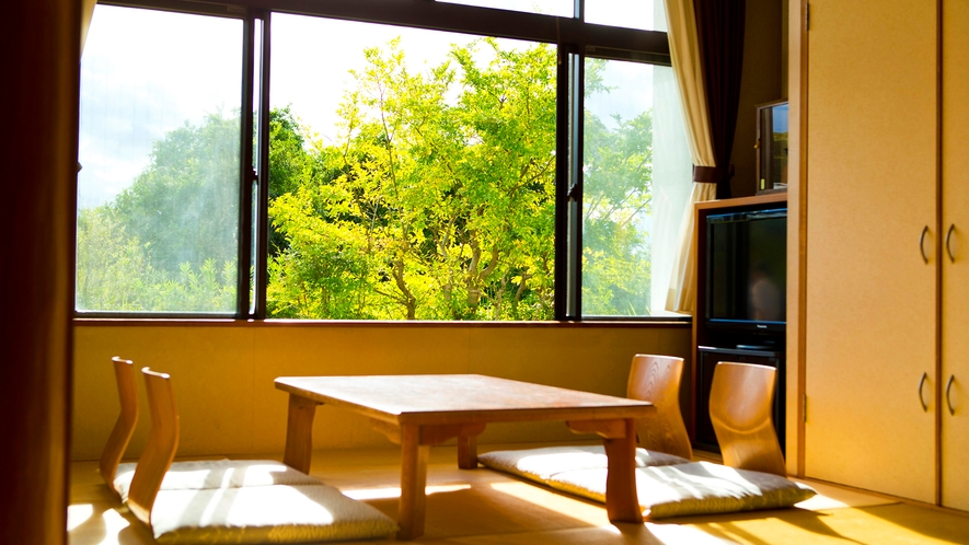 ■客室■『太山寺』と美しい景色が眺められる、自然豊かな8畳の和室