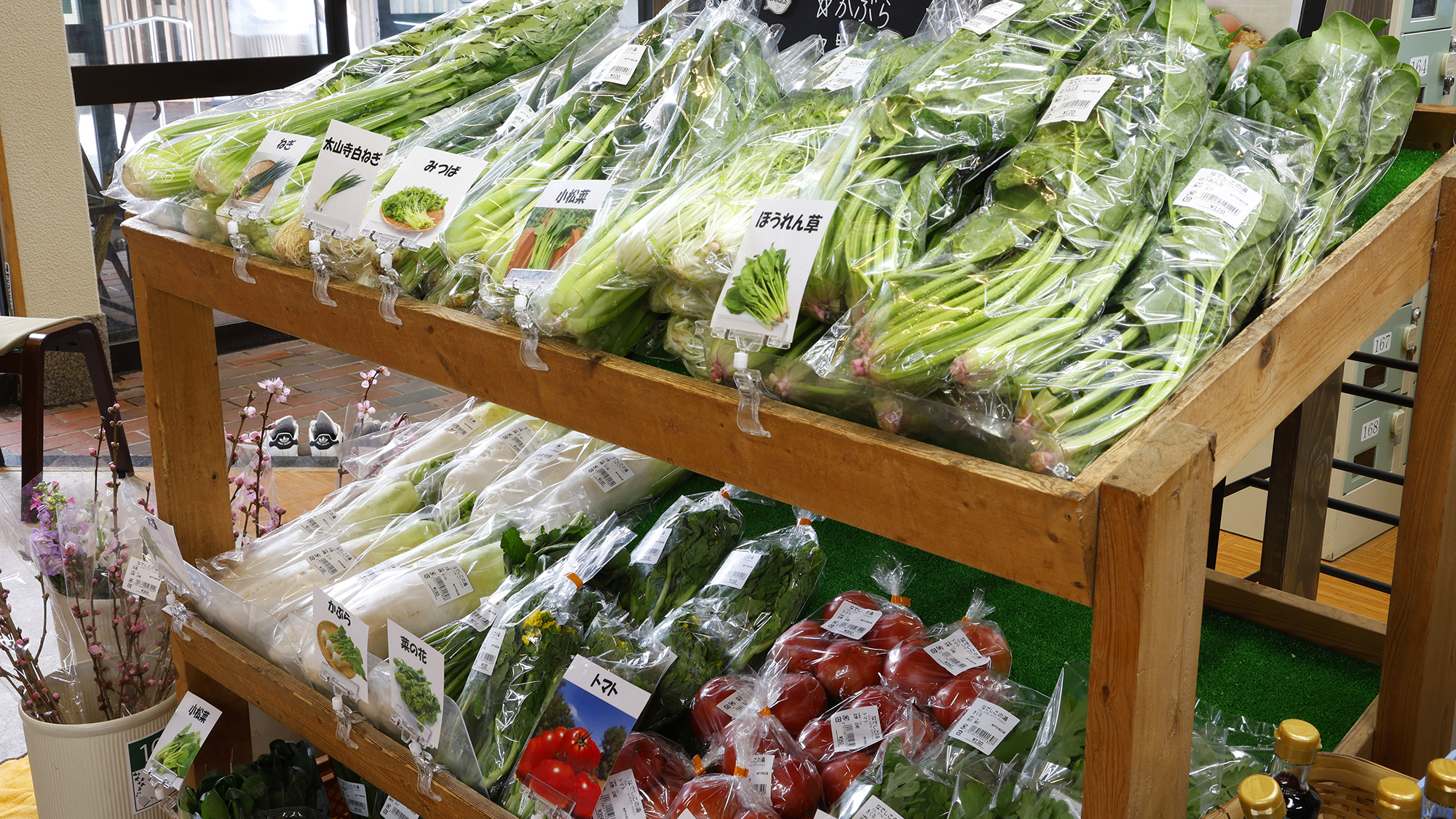 ■館内施設■産地直送！新鮮野菜を朝一で販売しています
