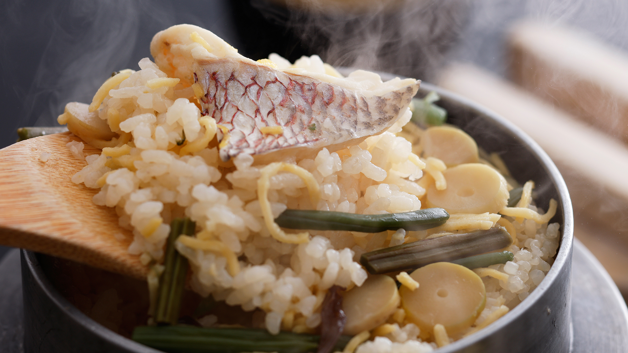 【お料理イメージ】釜めしの具材は、季節によってのお楽しみです。