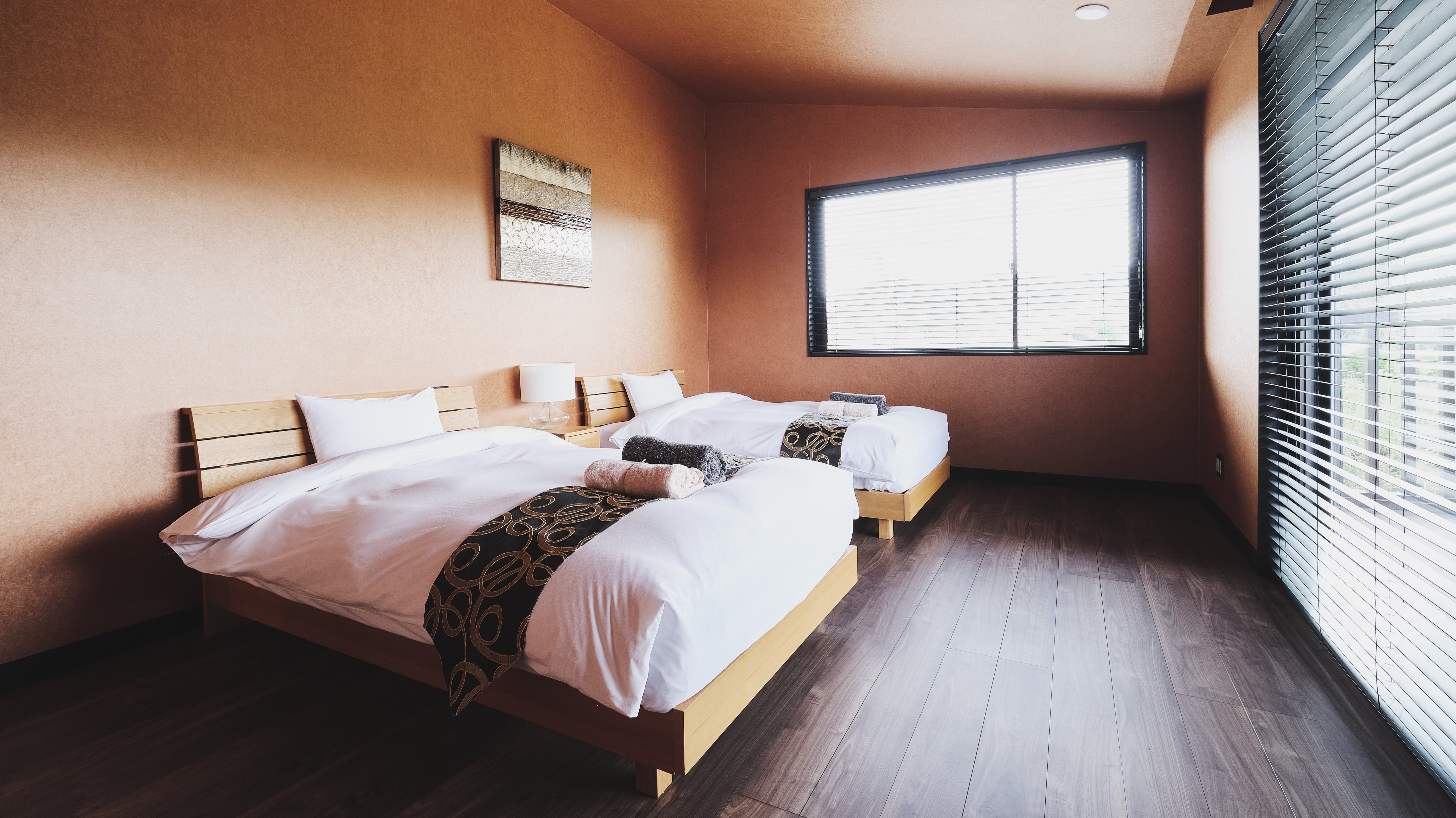 ・【ベッドルームB】本館－シャイニーイエローのバストイレ付ベッドルーム