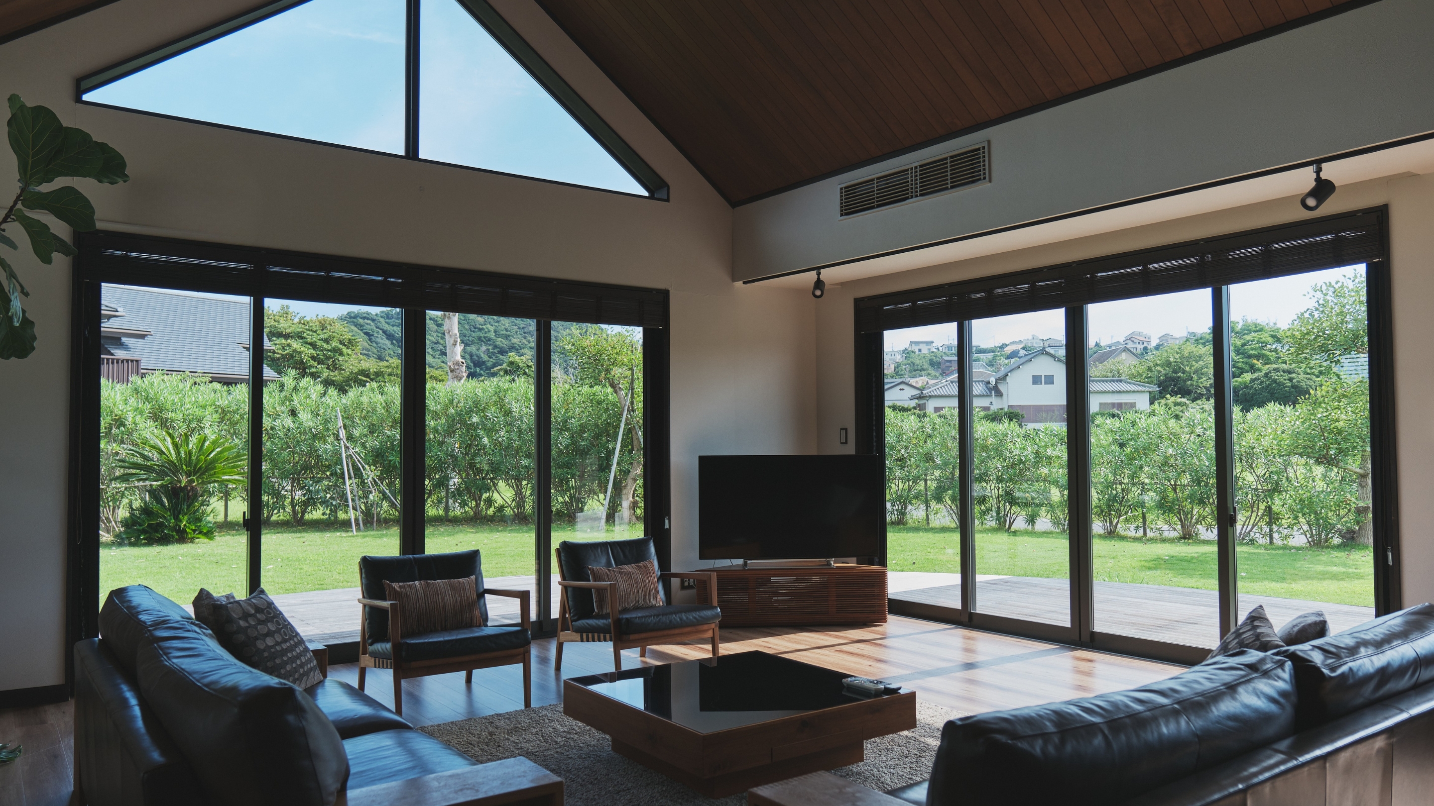 ・【リビングエリア】広大な緑の庭に開けたANNEXのリビング