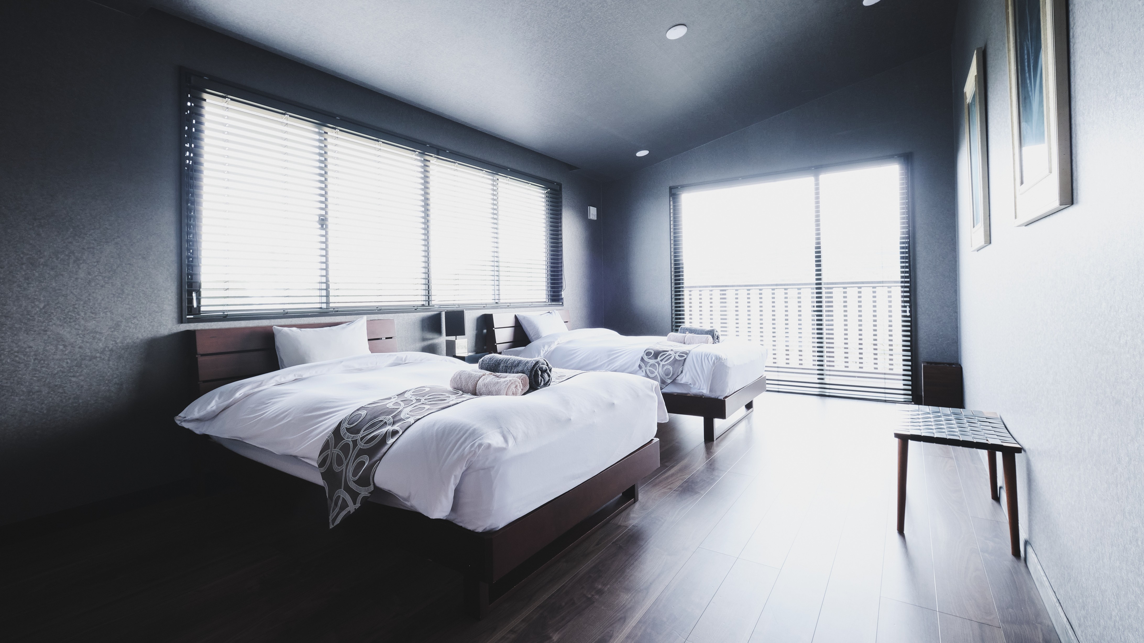 ・【ベッドルームC】本館－ダークグレーのシックで落ち着いたベッドルーム