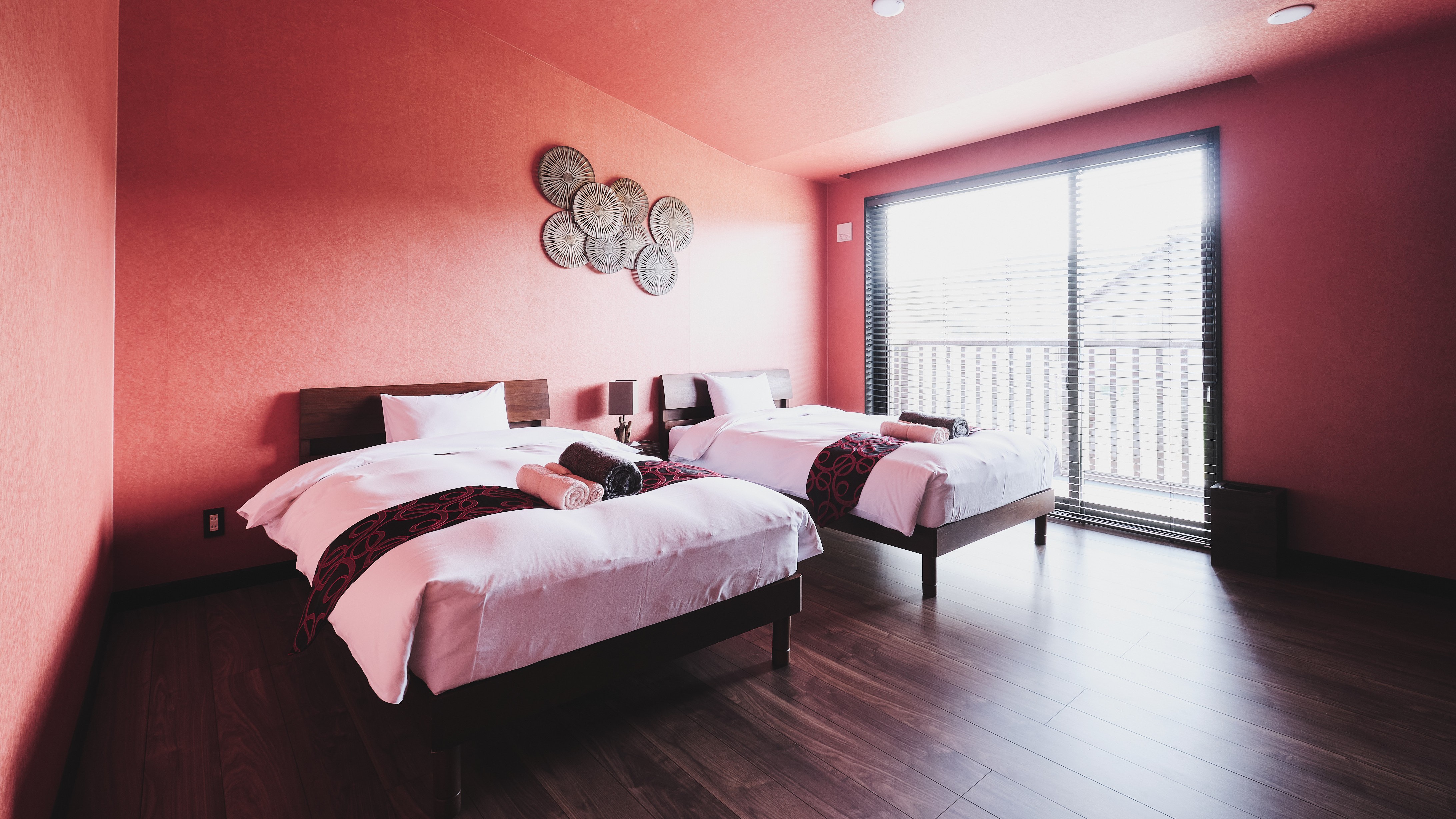 ・【ベッドルームA】本館－ブラッドオレンジを絞ったようなトロピカルでリゾート感あふれるベッドルーム