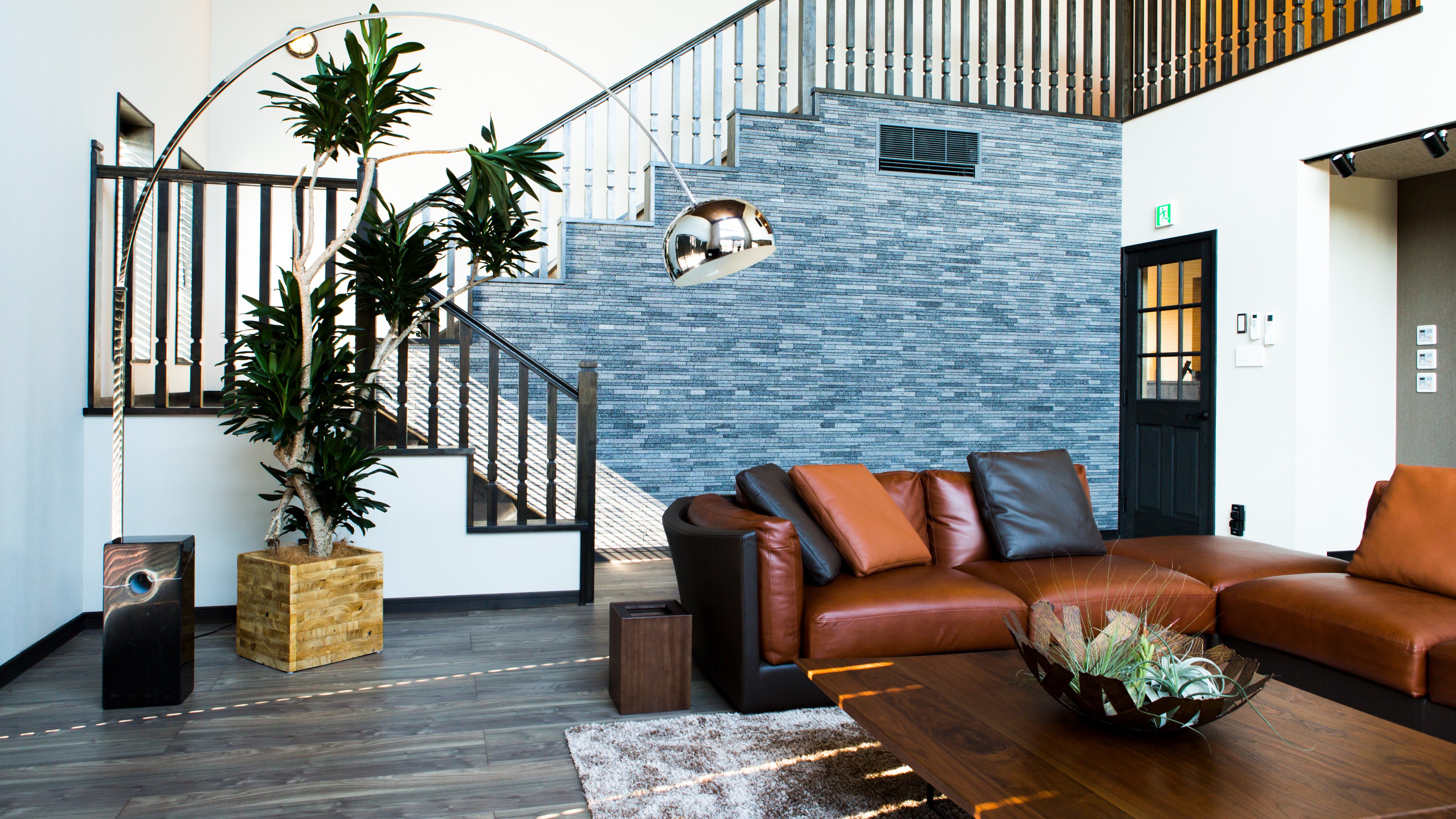 ・【リビングエリア】天井高7mの開放的な吹き抜けのリビングエリア