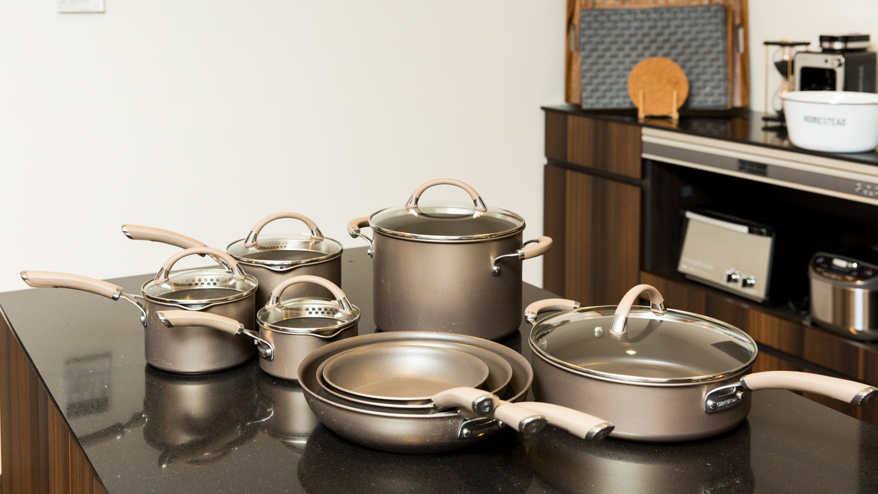 ・【キッチン設備】豊富な調理器具