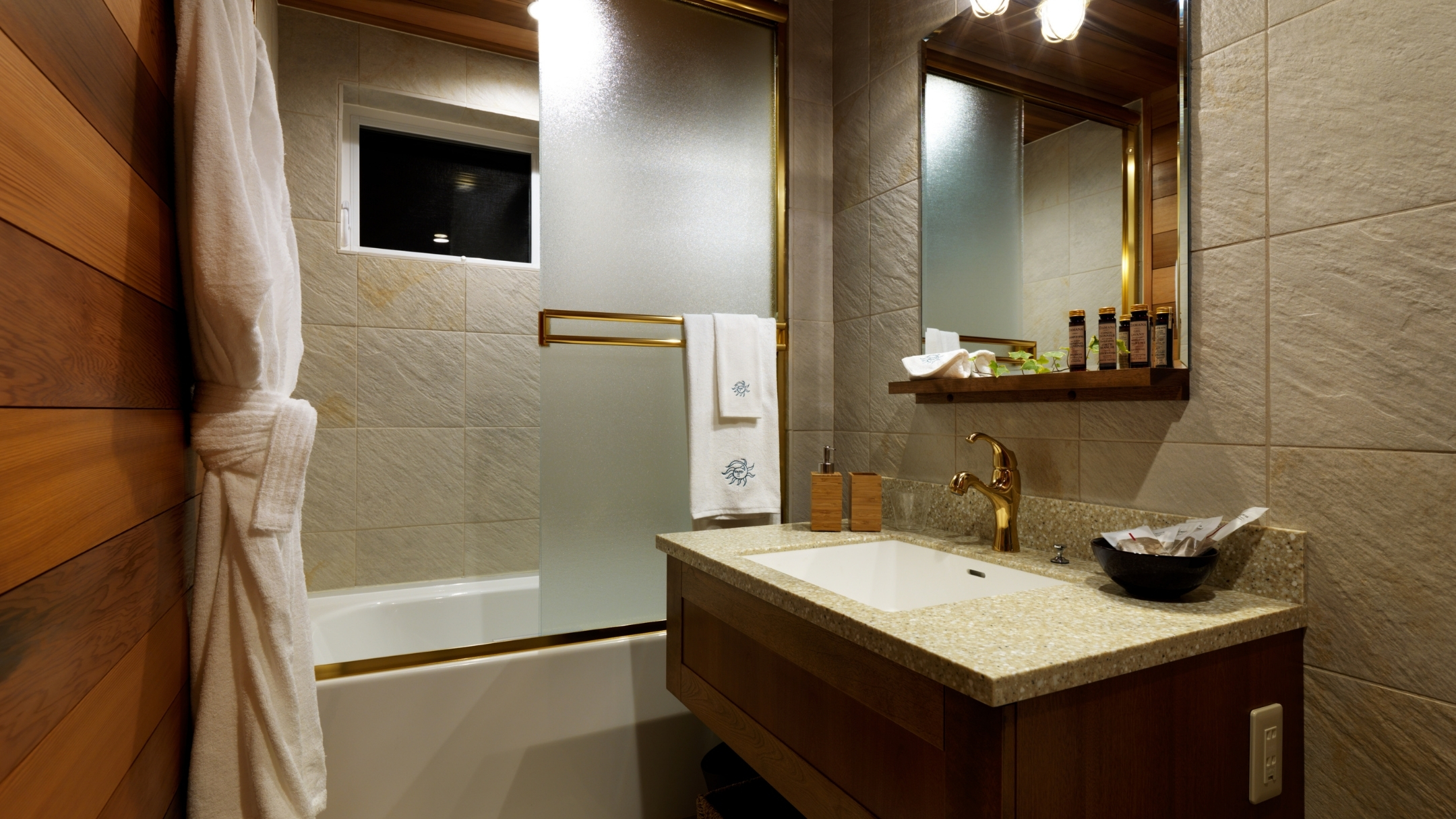 ・【全寝室に専用バス付】Point Pinosの3つのベッドルームには専用バストイレを完備