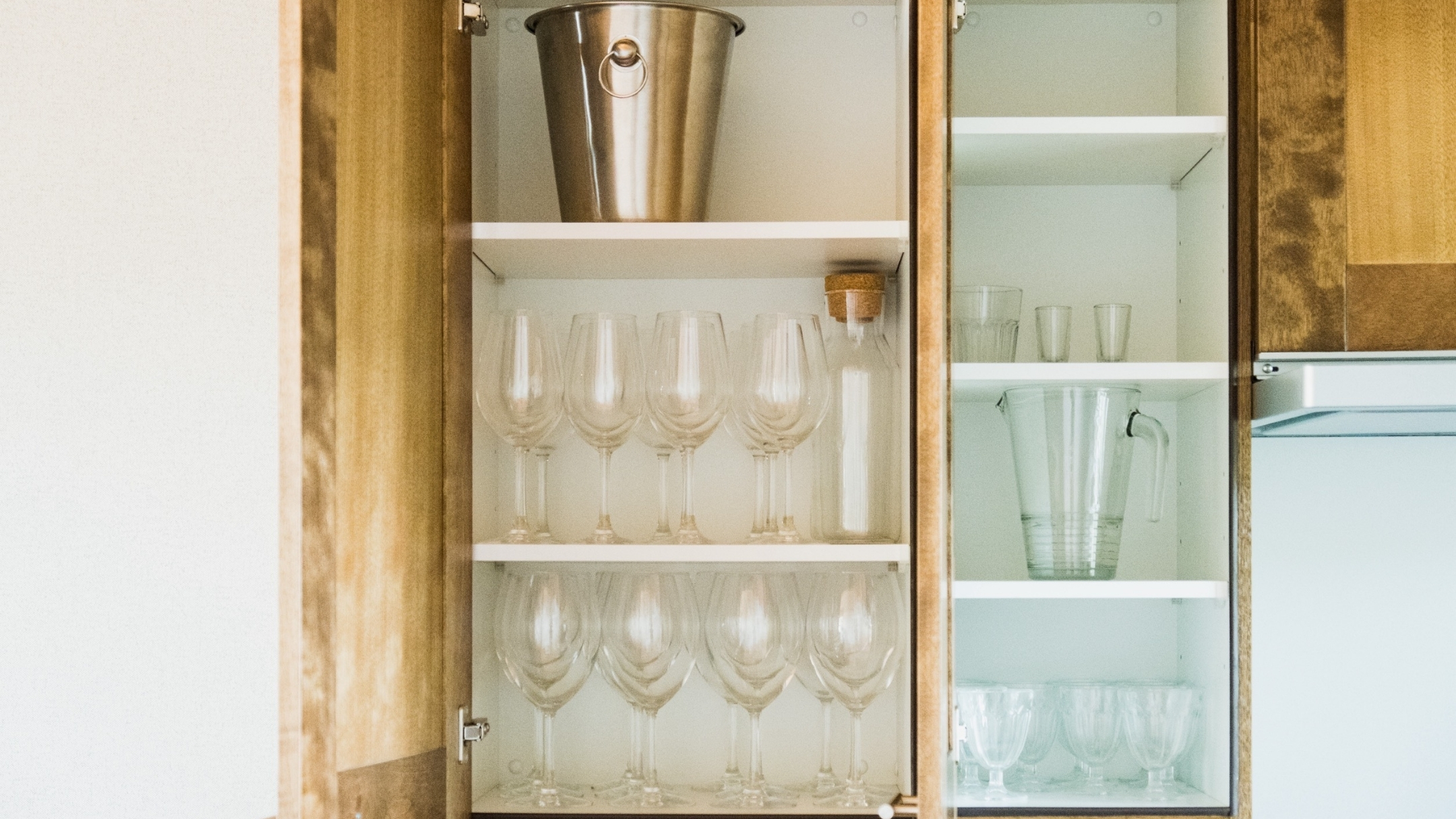 ・【豊富な食器／グラス類】両棟ともに完備