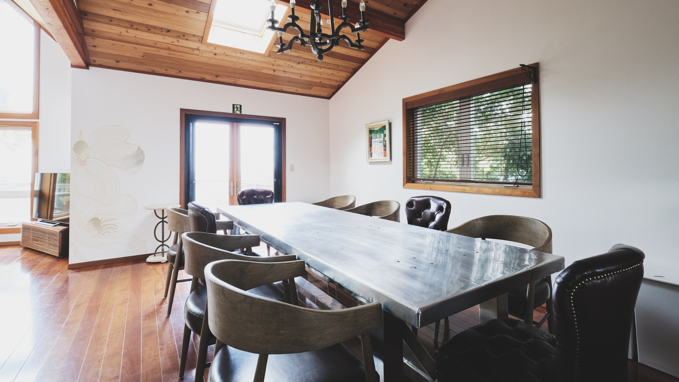 ・【ダイニングエリア】洗練されたデザインの家具を配置したダイニングエリア－Point Pinos