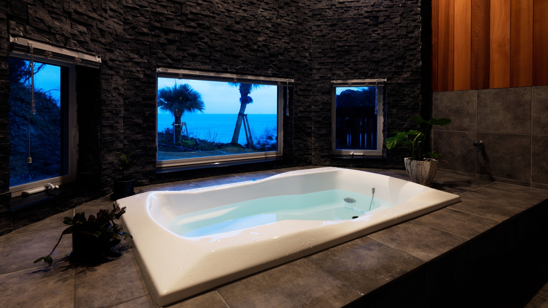 ・【ビューバス】お風呂に浸かりながら、オーシャンビューを眺める