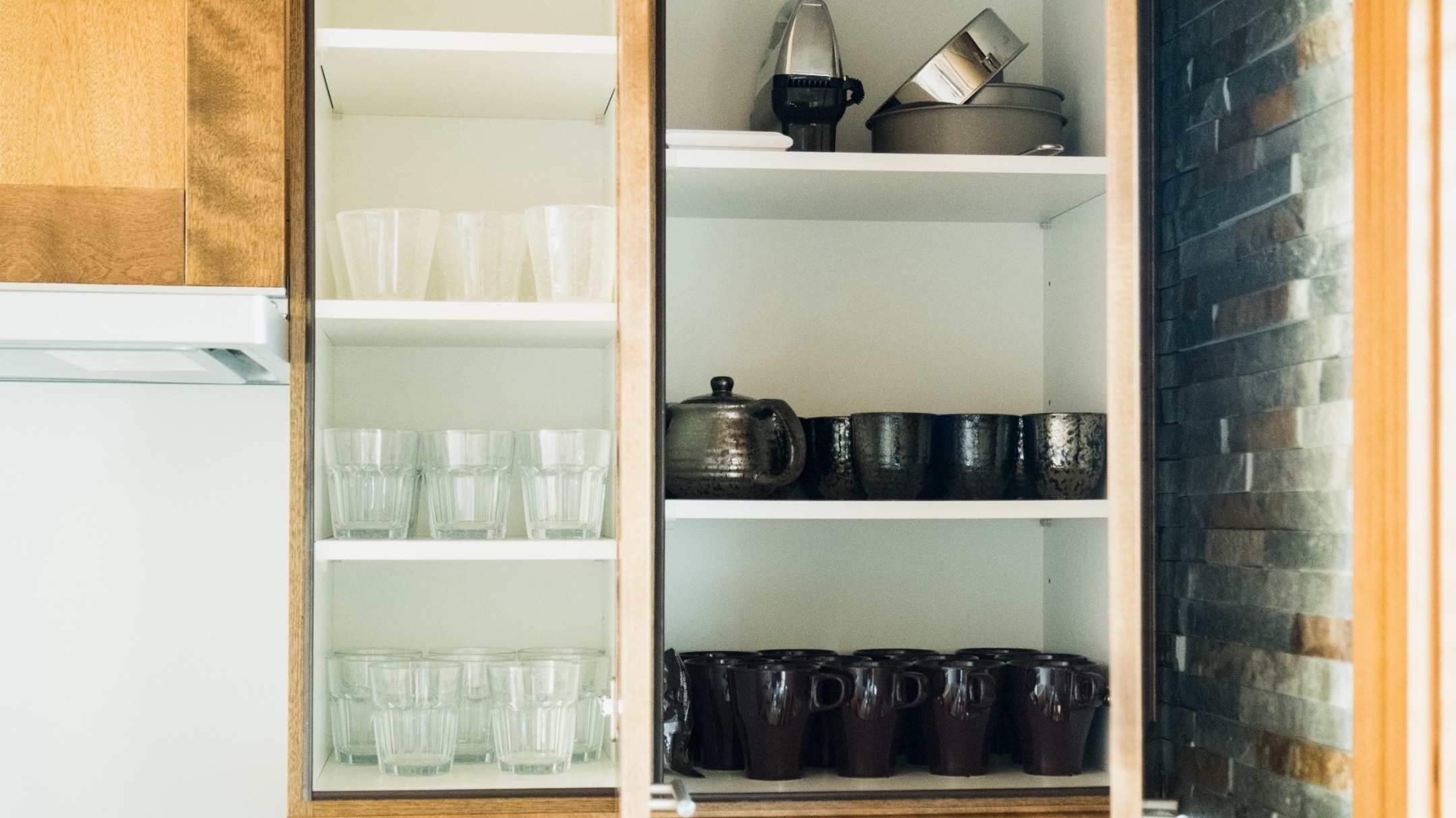 ・【豊富な食器／グラス類】両棟ともに完備