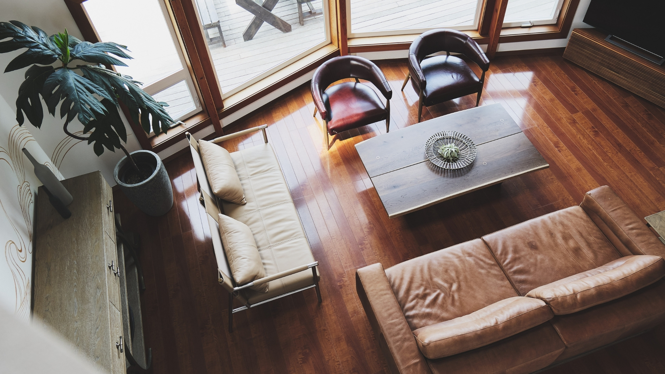 ・【リビング】高い天井と海景色を向こうに望む大きな窓－Point Pinos