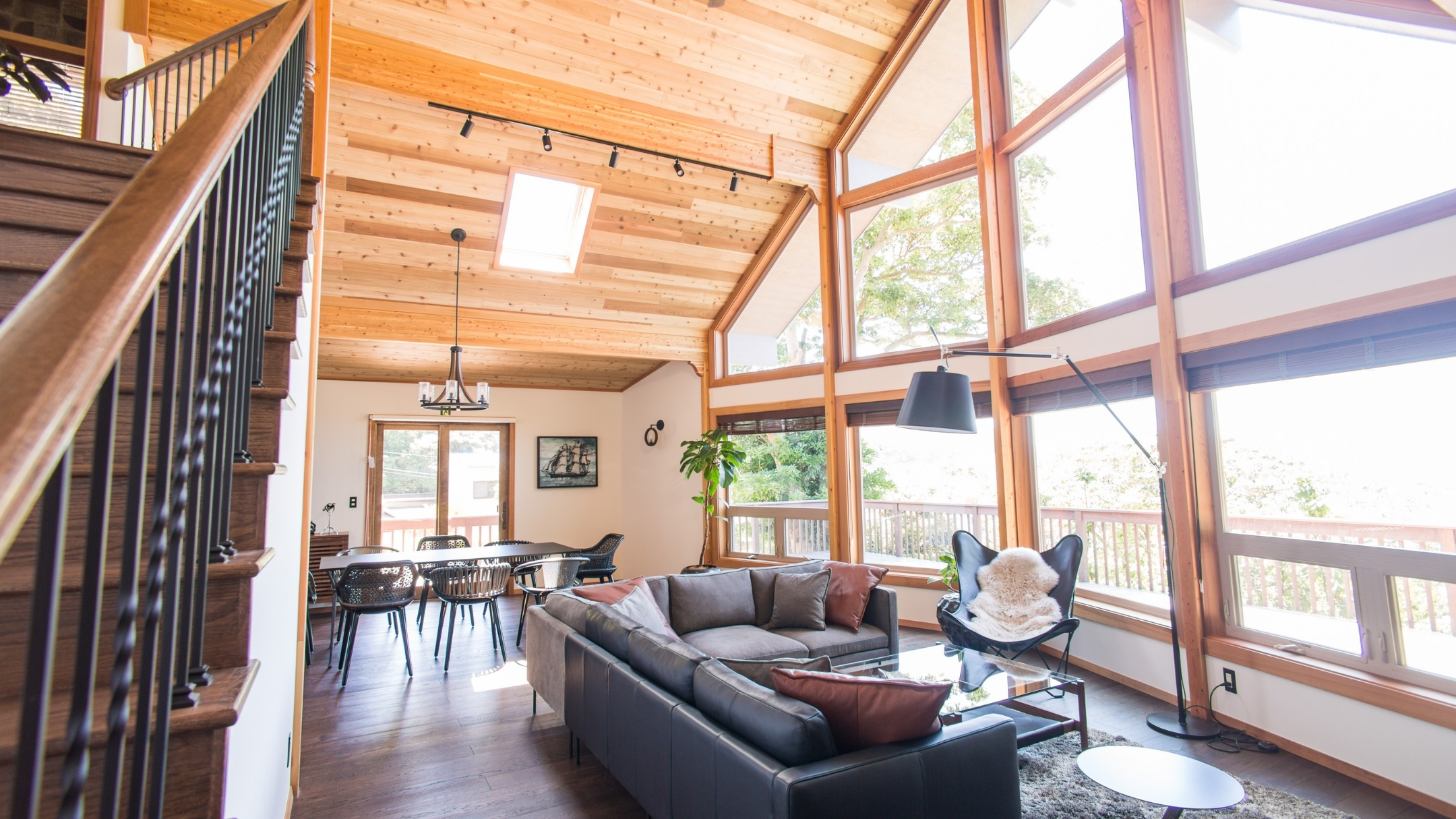 ・【リビング】高い天井と海景色を向こうに望む大きな窓－The earl