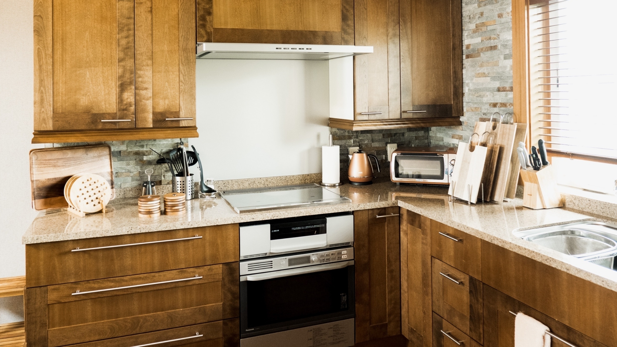 ・【キッチン】洗練されたデザインキッチンで料理を楽しむ