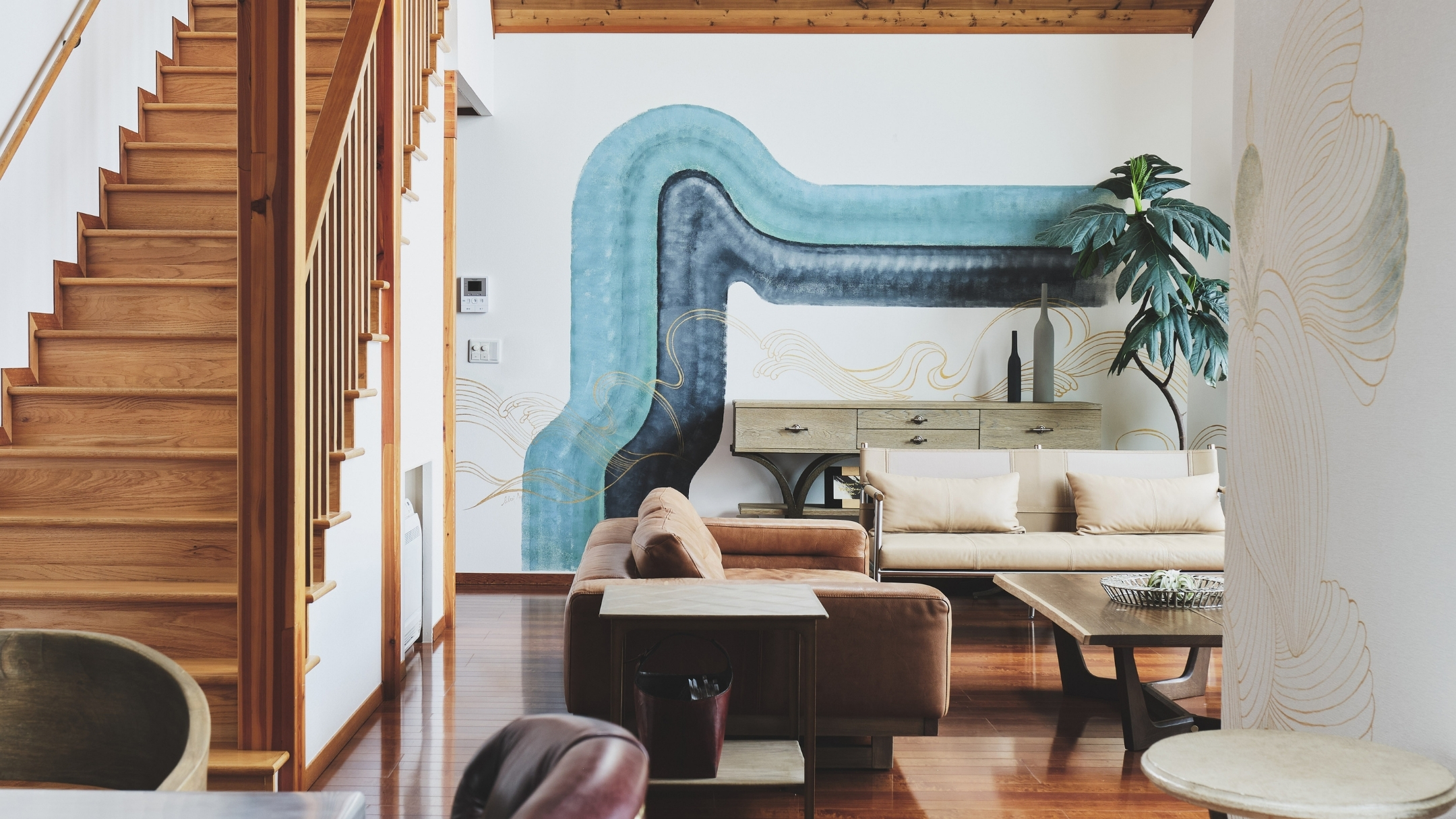 ・【リビング】高い天井と海景色を向こうに望む大きな窓－Point Pinos