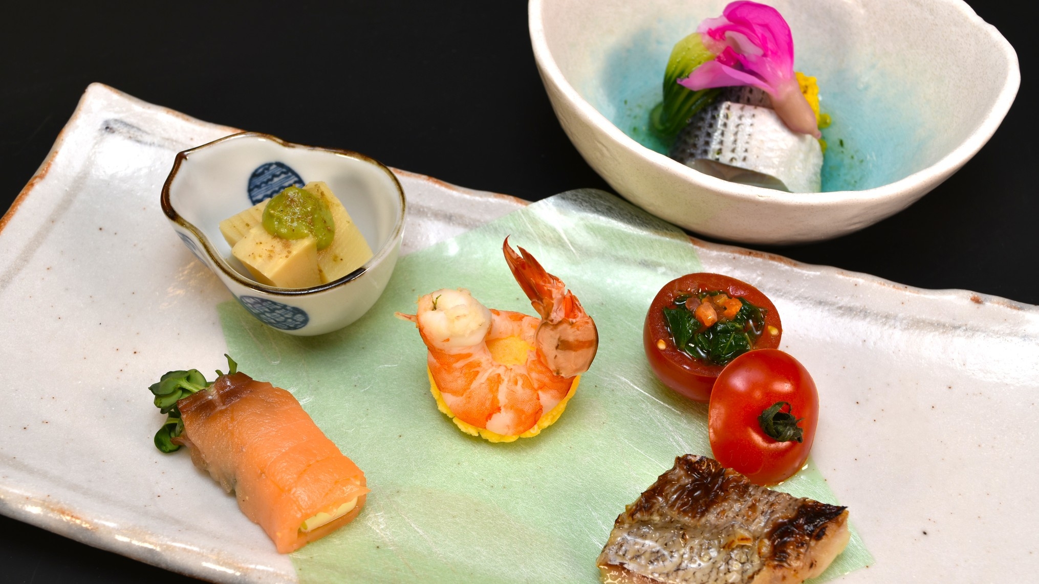 飛騨牛ミニステーキ、桜えび尽くし3品、初かつおのたたき、などが楽しめるレストラン食プラン