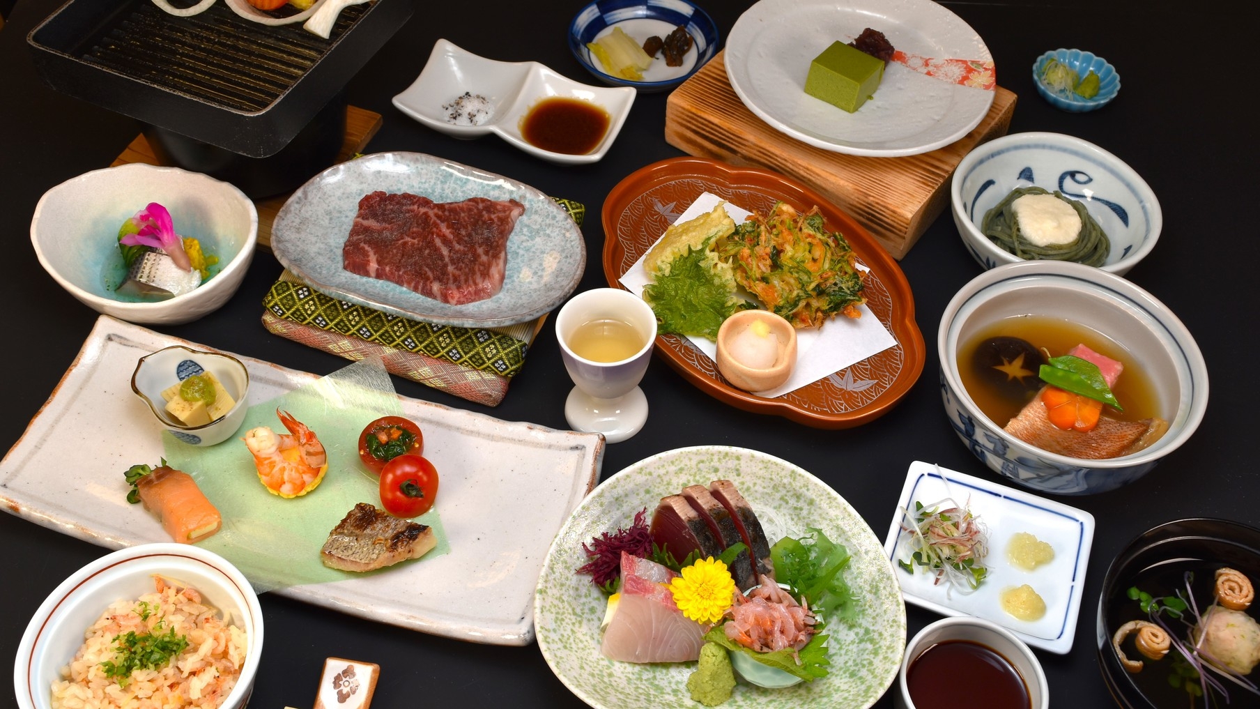 飛騨牛ミニステーキ、桜えび尽くし3品、初かつおのたたき、などが楽しめるレストラン食プラン