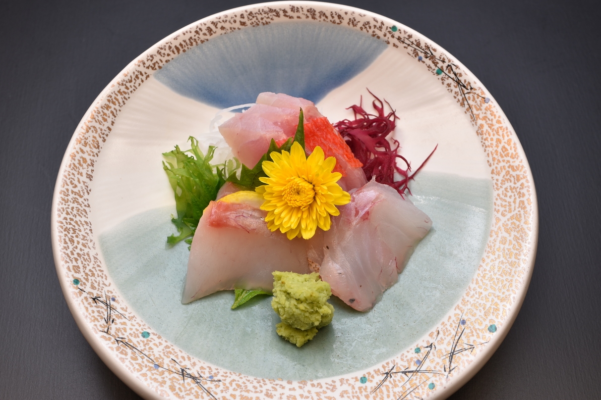 「飛騨牛」のすき焼き、地魚などのお造り盛合せ、鮑のやわらか煮などが楽しめるレストランで夕食プラン