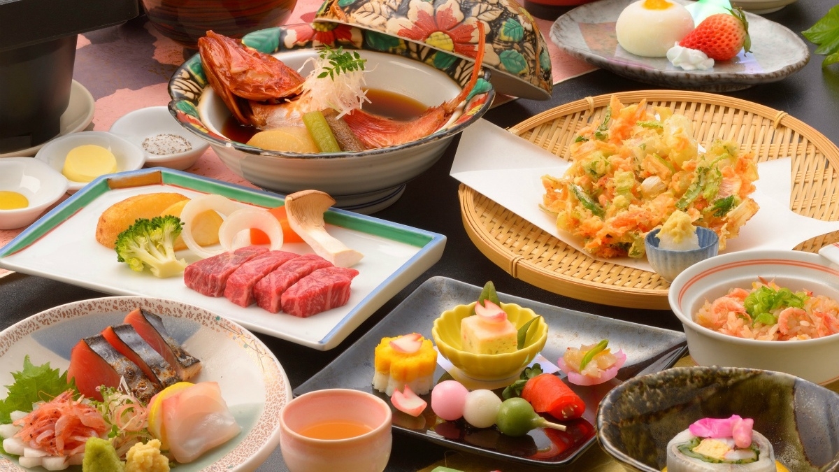 飛騨牛ランプミニステーキ、桜えび尽くし3品、初かつおのたたき、などが楽しめる夕食レストラン食プラン
