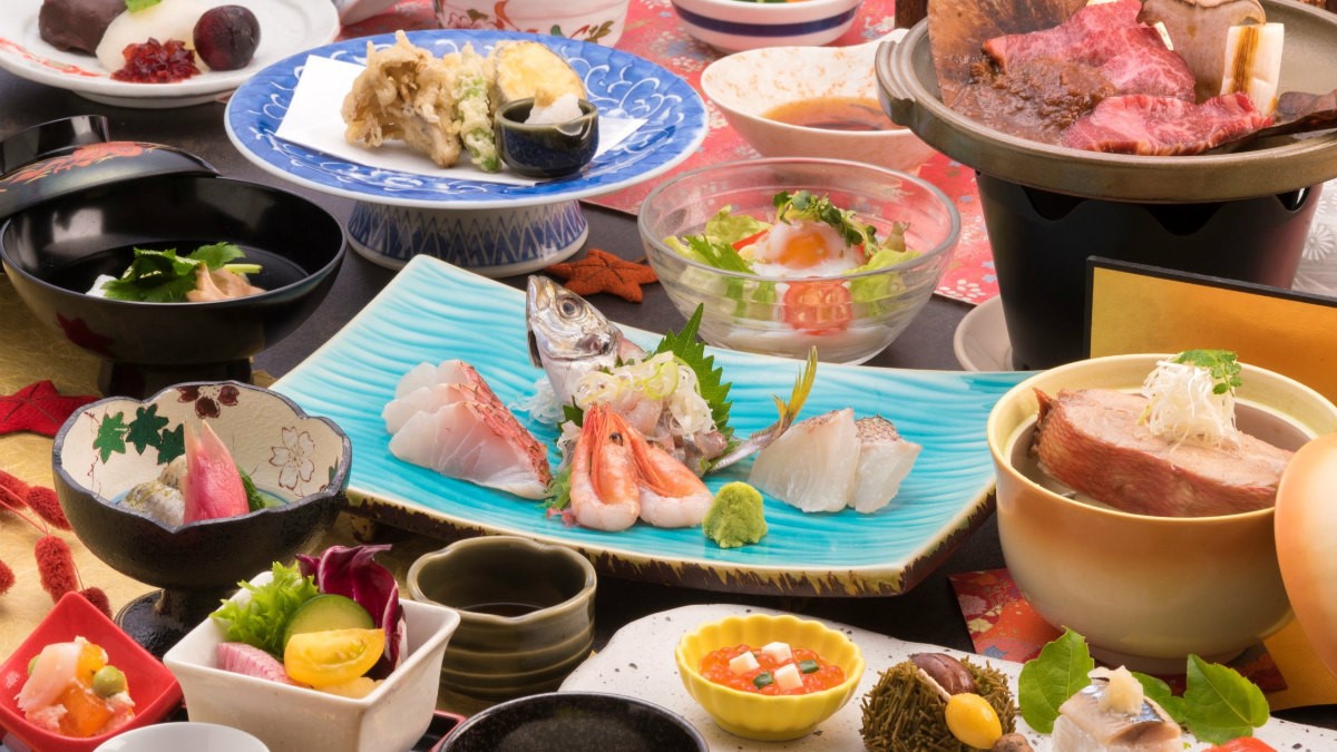 ご夕食の一例（地魚などのお造り、飛騨牛の朴葉焼など）