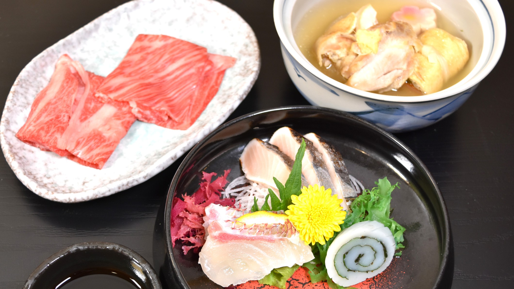 春のご夕食の一例（鰆などのお造り3点盛、飛騨牛肩ロース薄切肉の鉄板焼、鶏肉と信太巻の煮物）