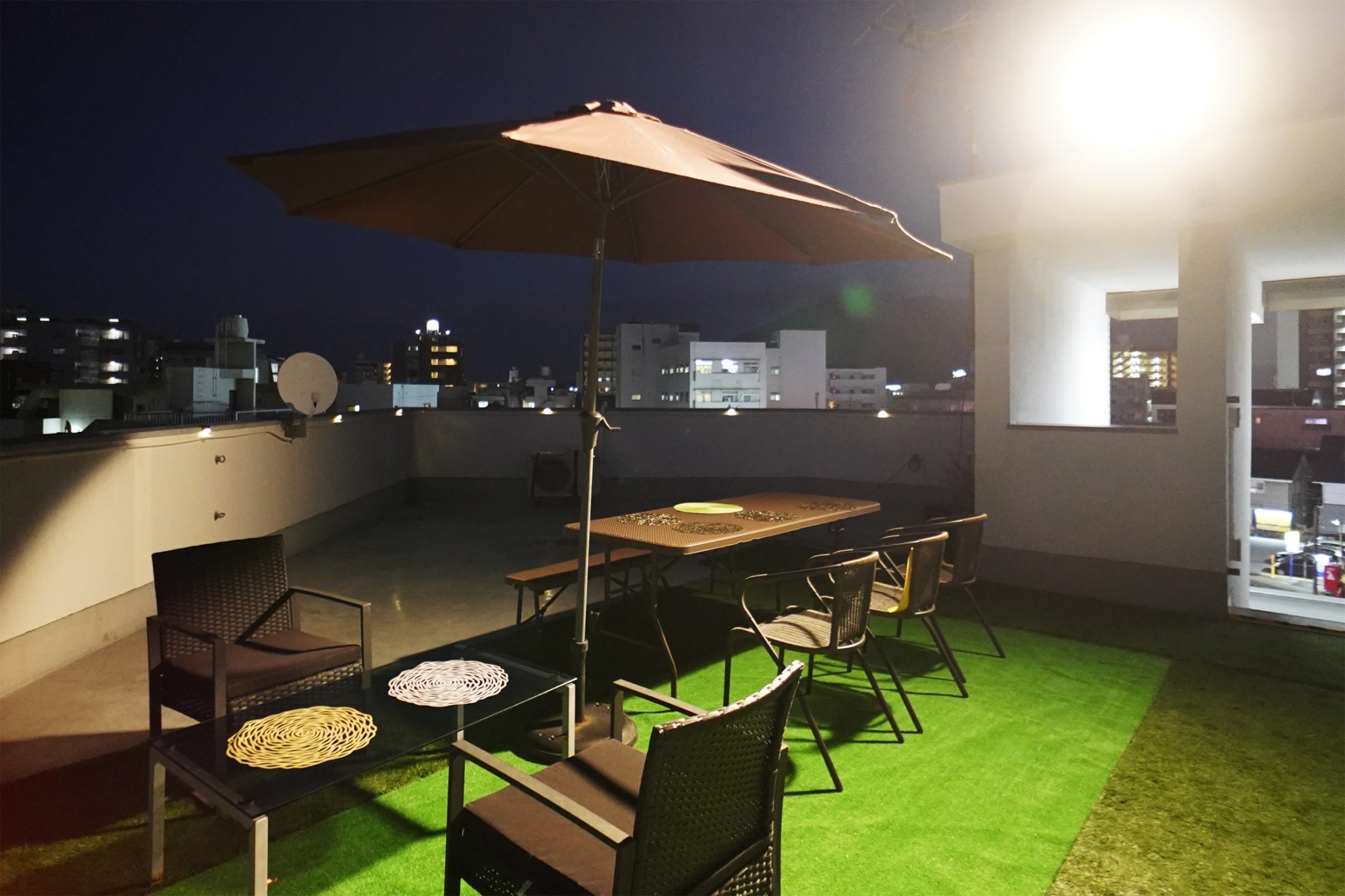 屋上テラス　夜