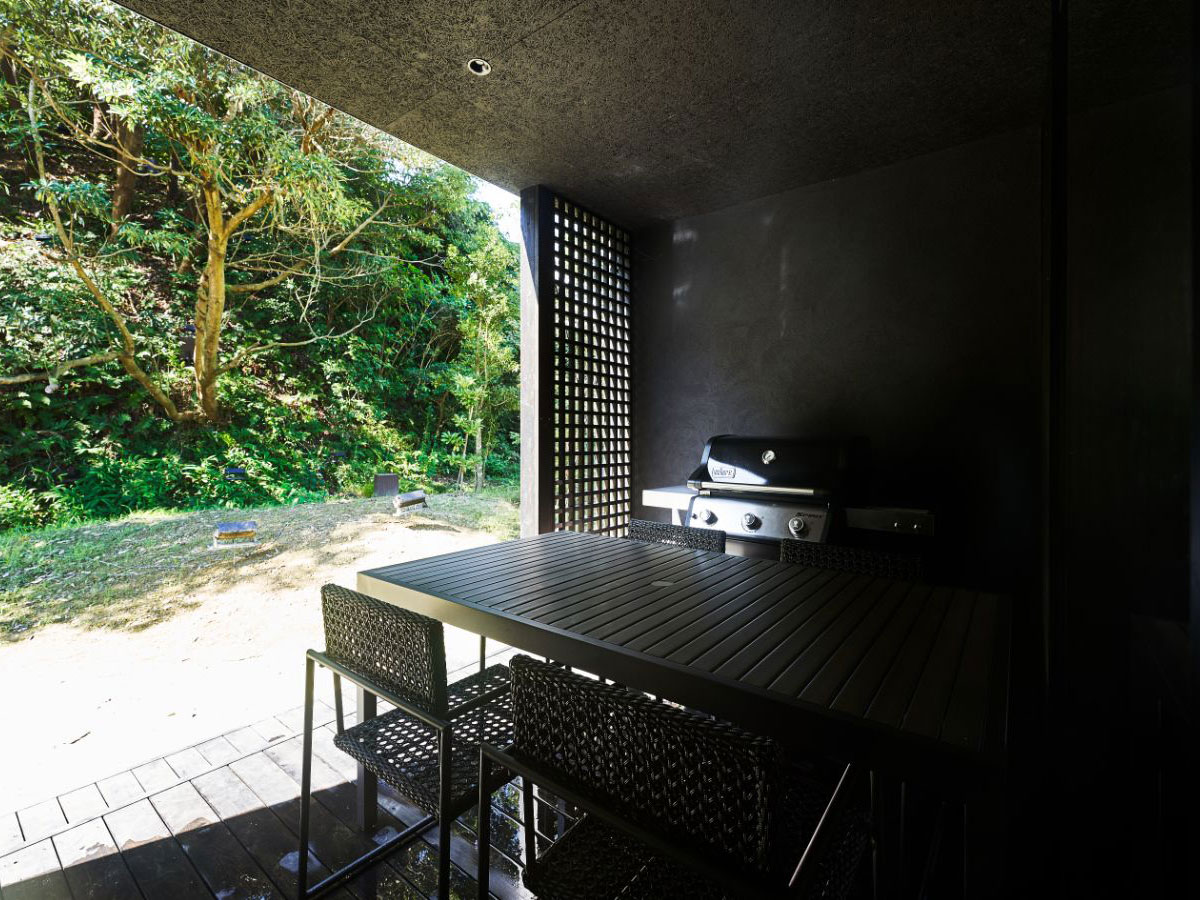 森のふもとの2階建てコテージ