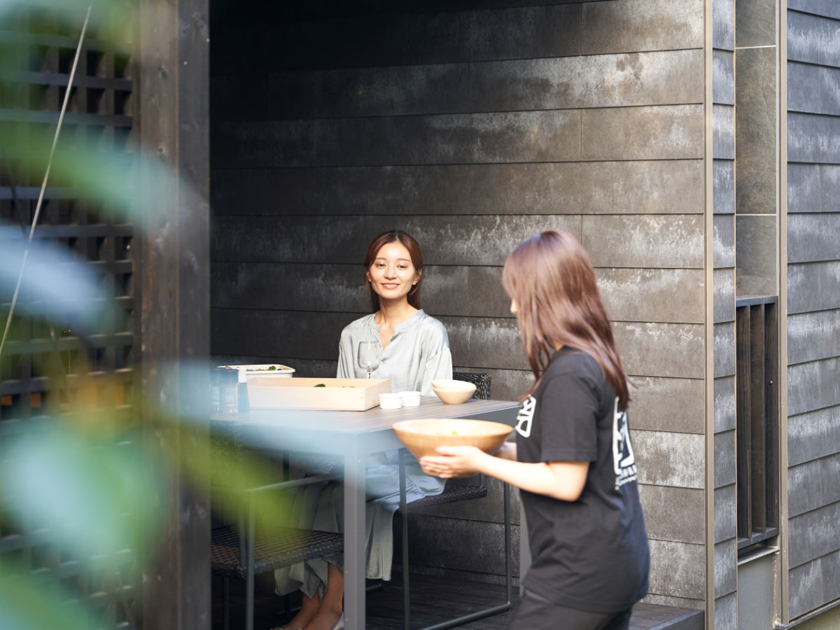 森のふもとの2階建てコテージ