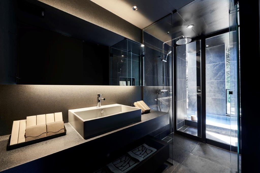 森のふもとの2階建てコテージ・シャワールーム