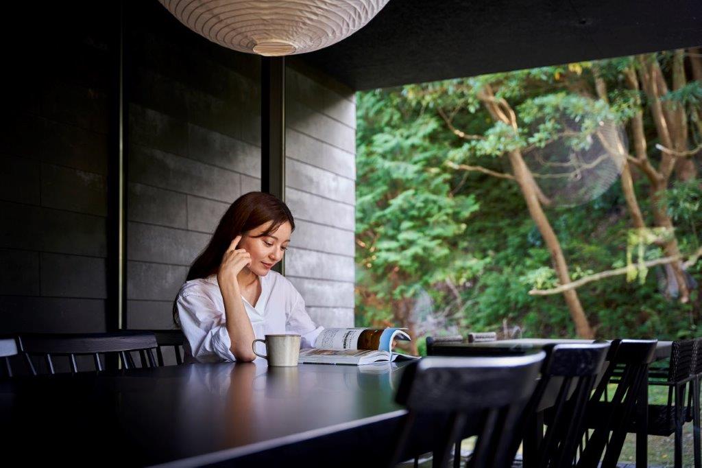 森のふもとの2階建てコテージ・リビング