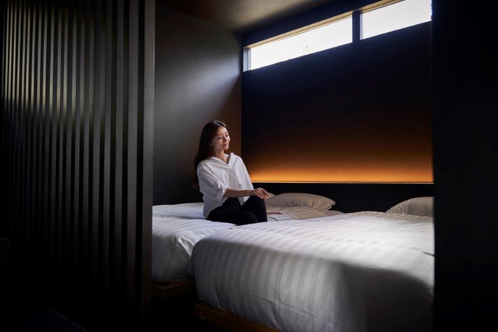 森のふもとの2階建てコテージ・1階ベッドルーム