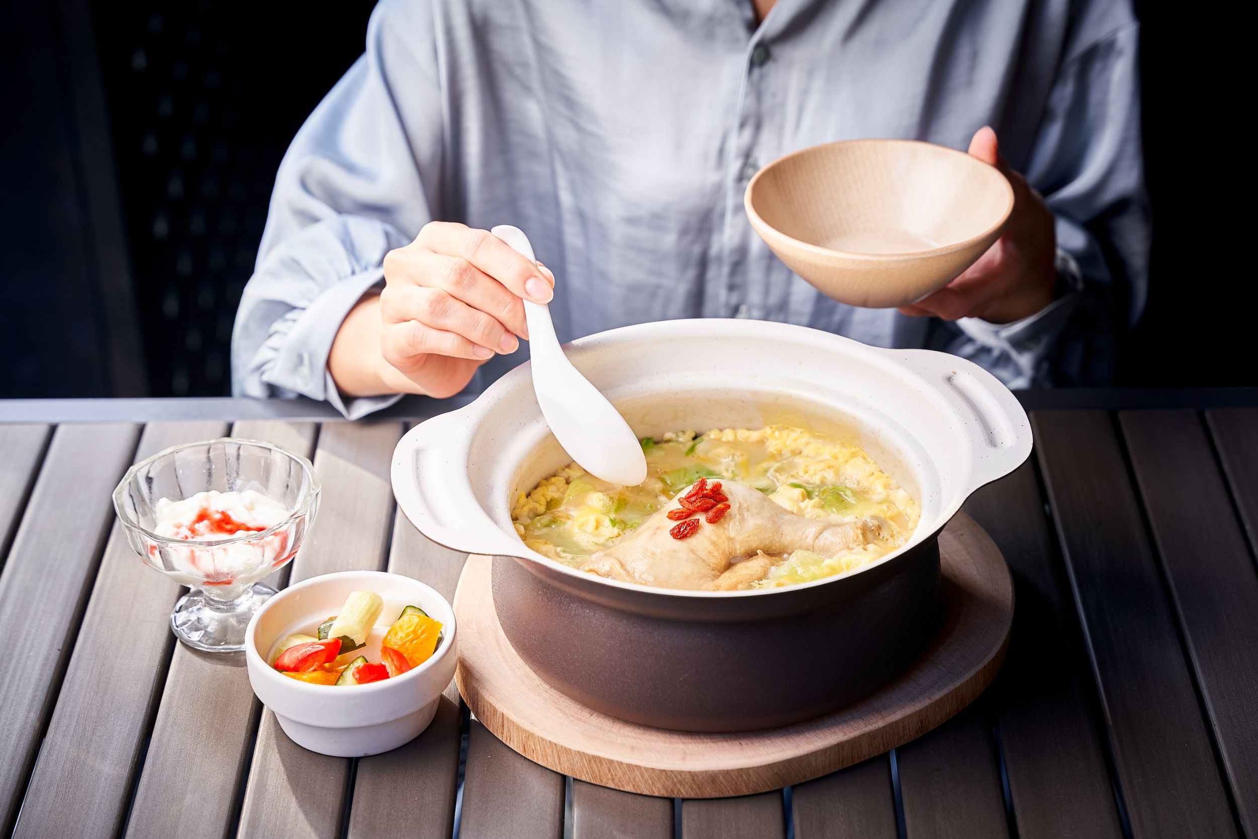 朝食はサムゲタンと季節野菜のピクルスを