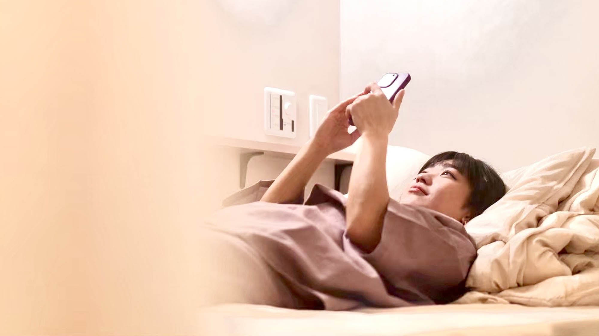 ・【滞在イメージ】カプセルホテルの閉塞感を感じさせない空間です。自分だけのスペースでお寛ぎください