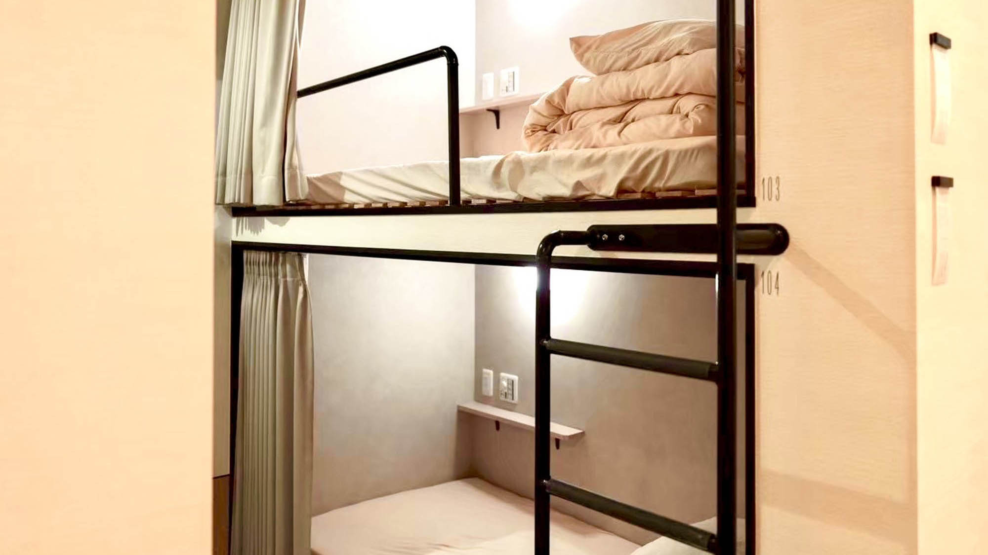 ・【キャビンツインタイプ】シンプルなお部屋ながら、枕元にはコンセントもあり快適にお過ごしいただけます