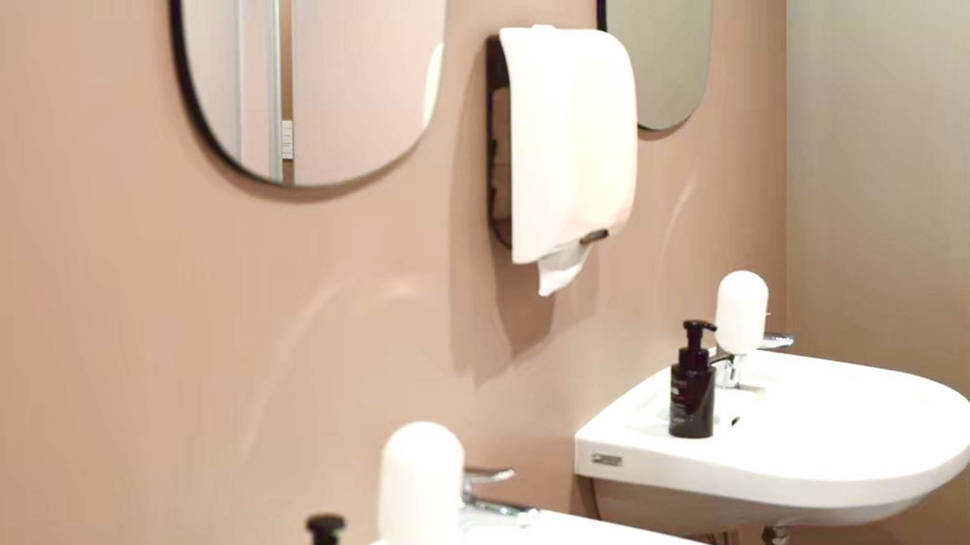 ・【パウダールーム】パウダールームのインテリアも、女性の心をくすぐるキュートなデザインで揃えています