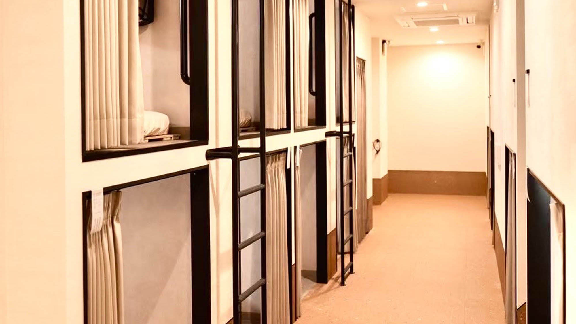 ・【カプセルタイプ(縦型)】清潔感ばっちりの快適空間です。女性が安心して過ごせる女性専用の宿です