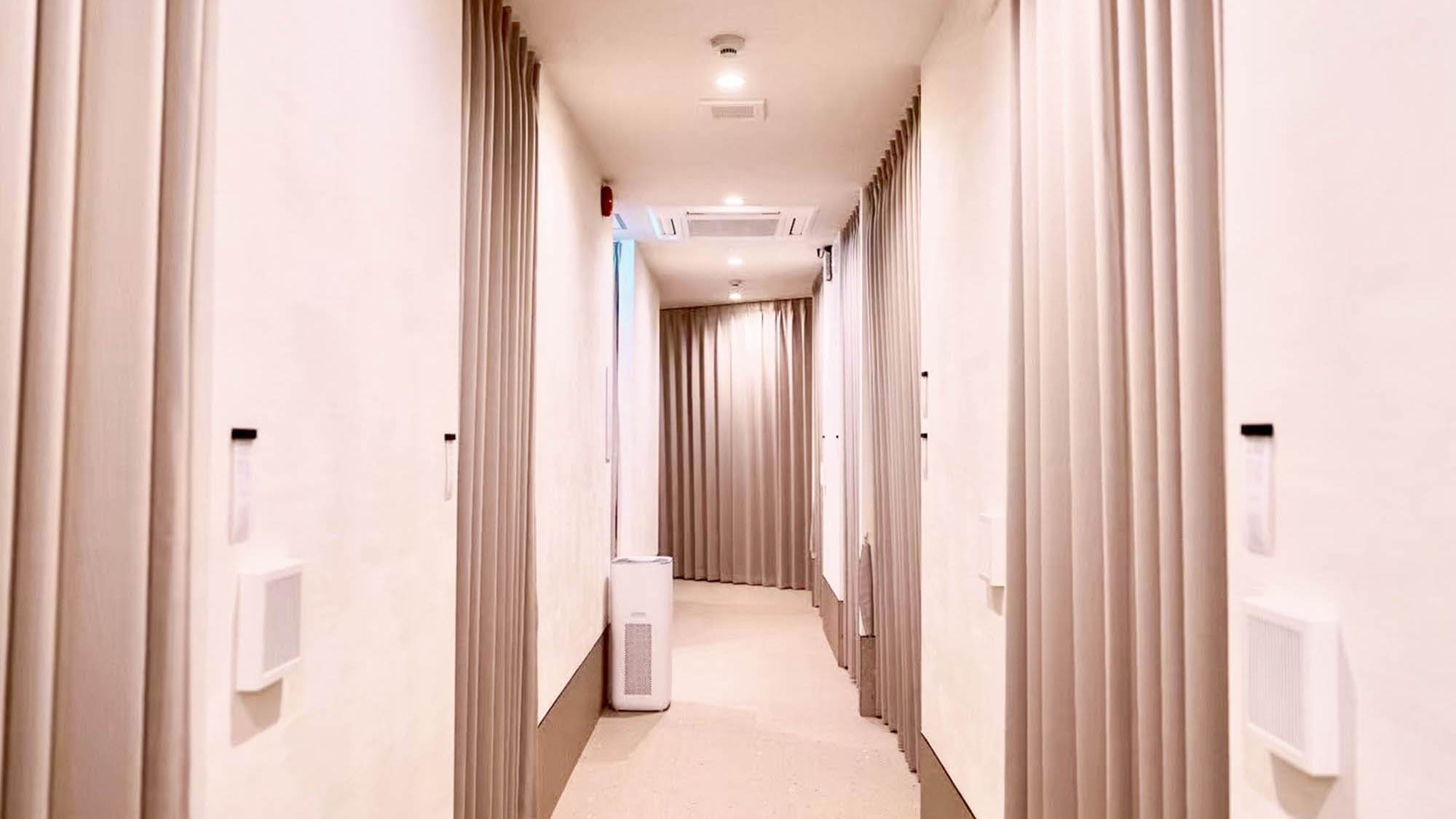 ・【館内】施設全体が優しい色合いで統一されており、ほっとするような居心地の良い雰囲気が漂います