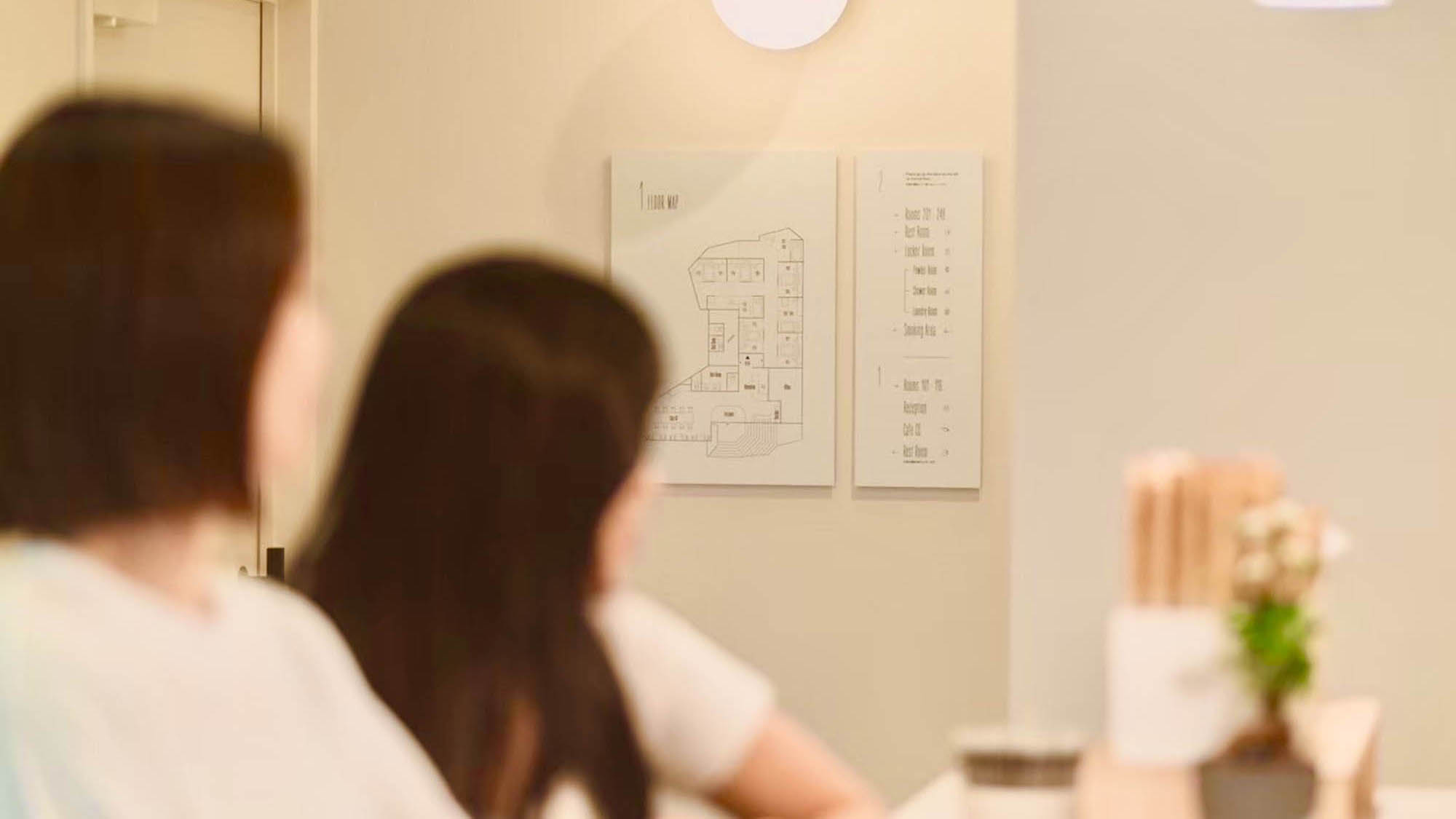 ・【フリースペース】柔らかい照明が灯る落ち着いた空間で、お連れ様との会話も弾むこと間違いなしです