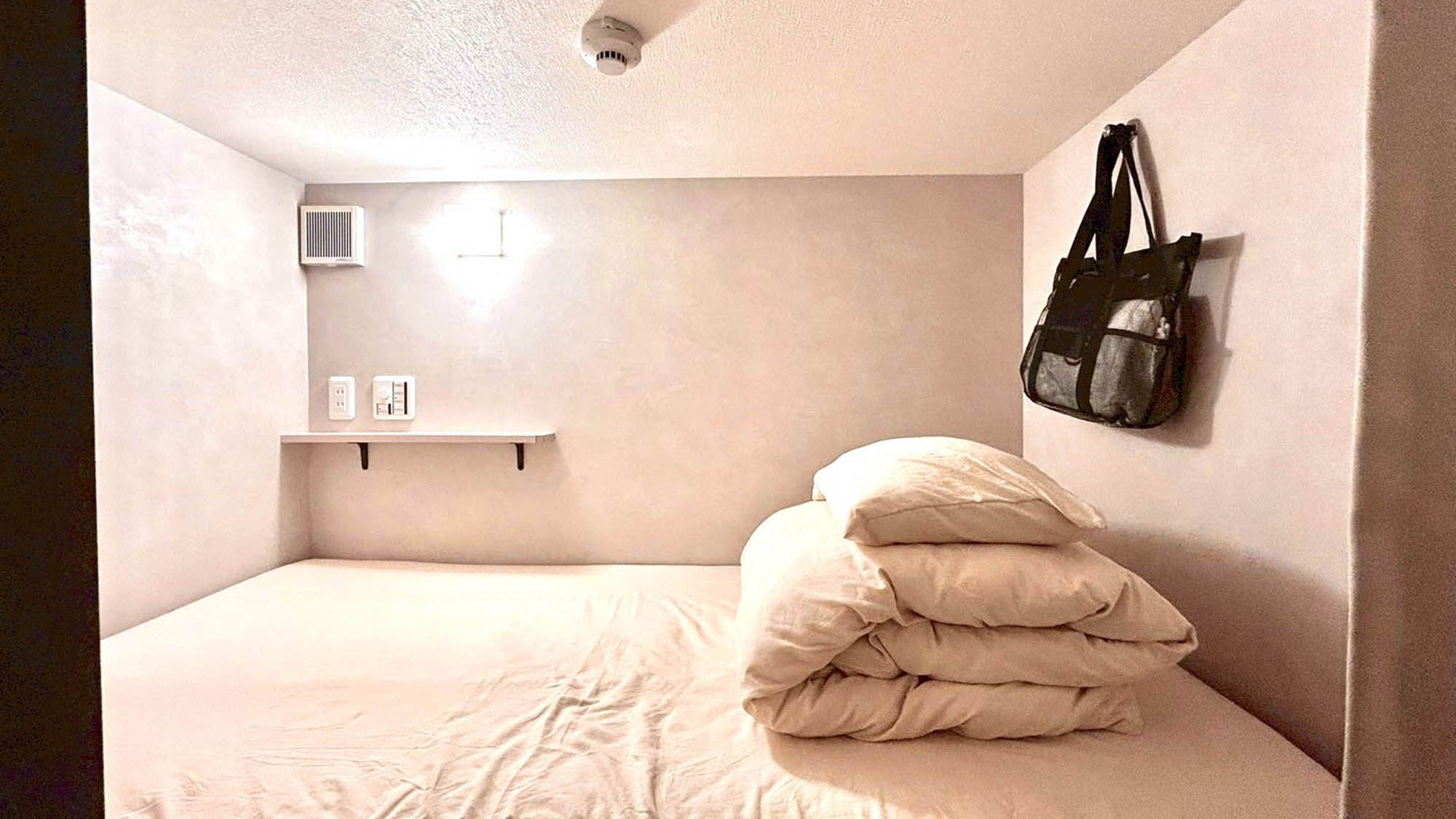 ・【1人用キャビンタイプ】柔らかい色味の空間が心を落ち着かせます。リラックスしてお寛ぎください