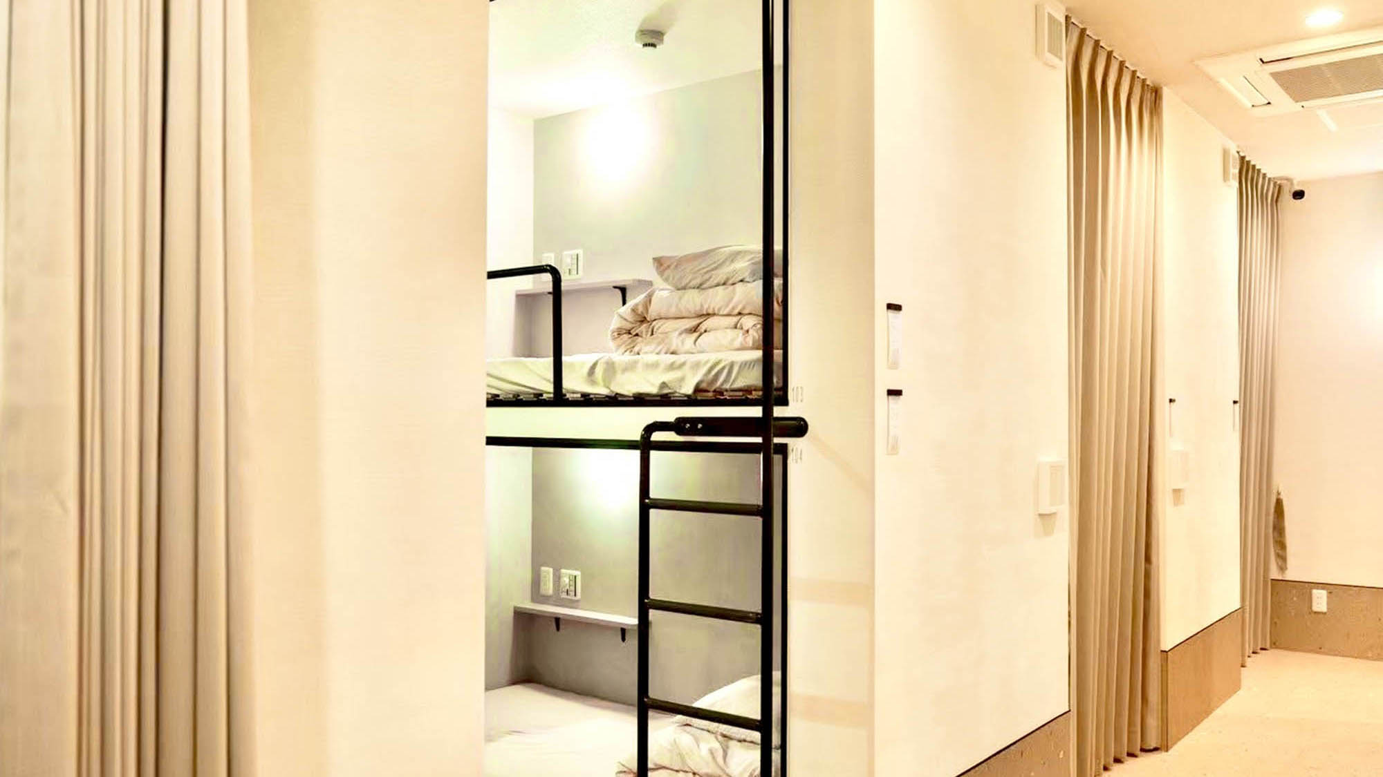 ・【キャビンツインタイプ】個室はカーテンで仕切られており、周囲に音が漏れることがございます
