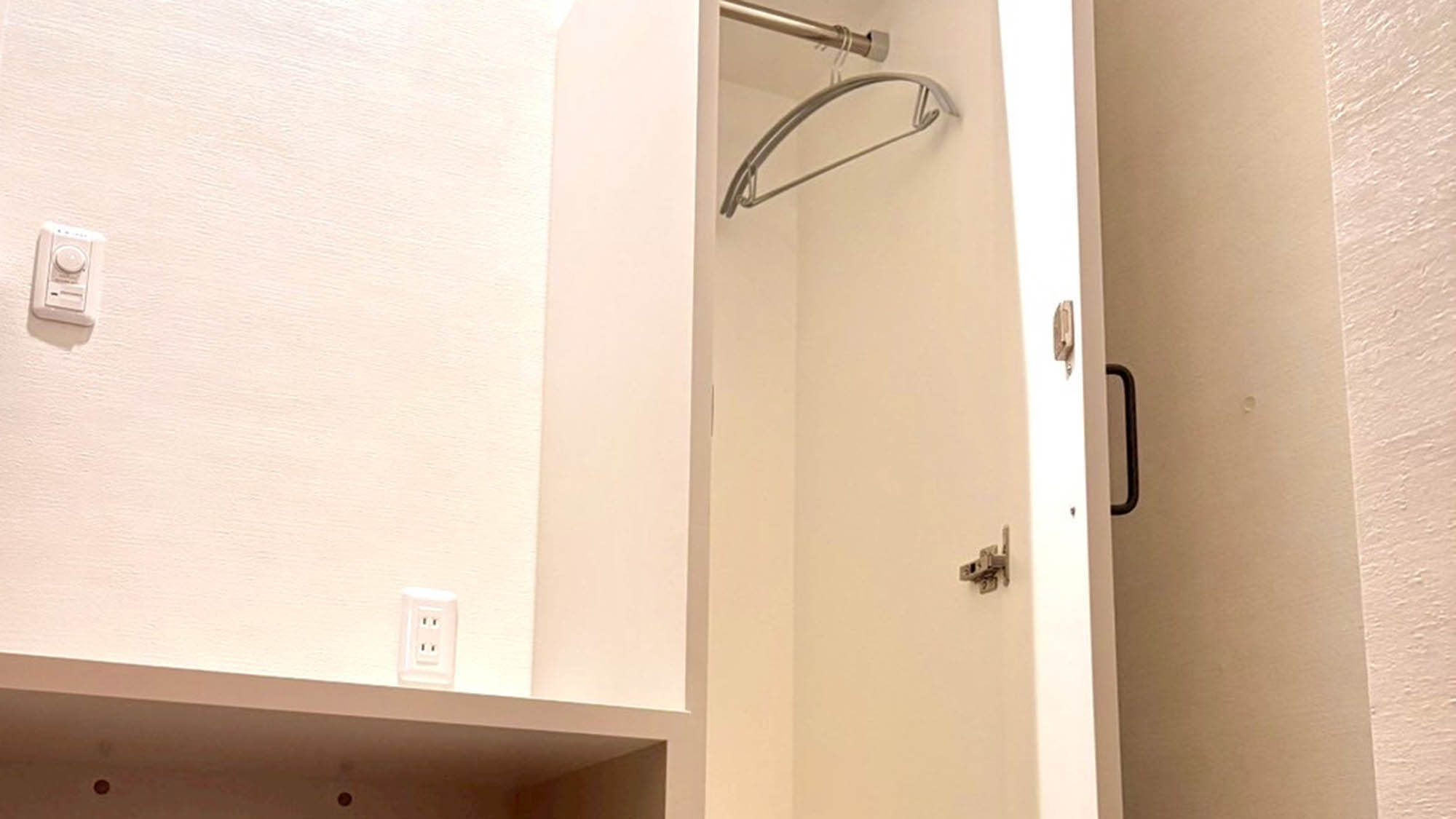 ・【1人用キャビンタイプ】お部屋内に、鍵付きロッカーございます。セキュリティばっちりで安心です