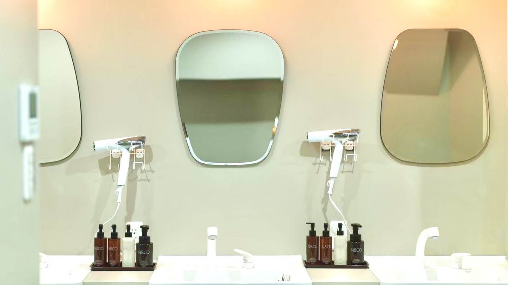 ・【パウダールーム】ReFa製のドライヤーを完備。煩わしいドライヤー時間も気分が上がります