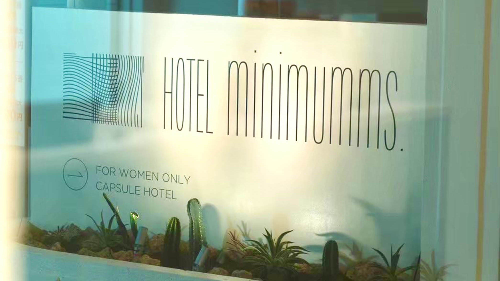 ・【看板】「minimumms.」には、"ミニマム"と、女性を示す「Ms.」の意味を込めています