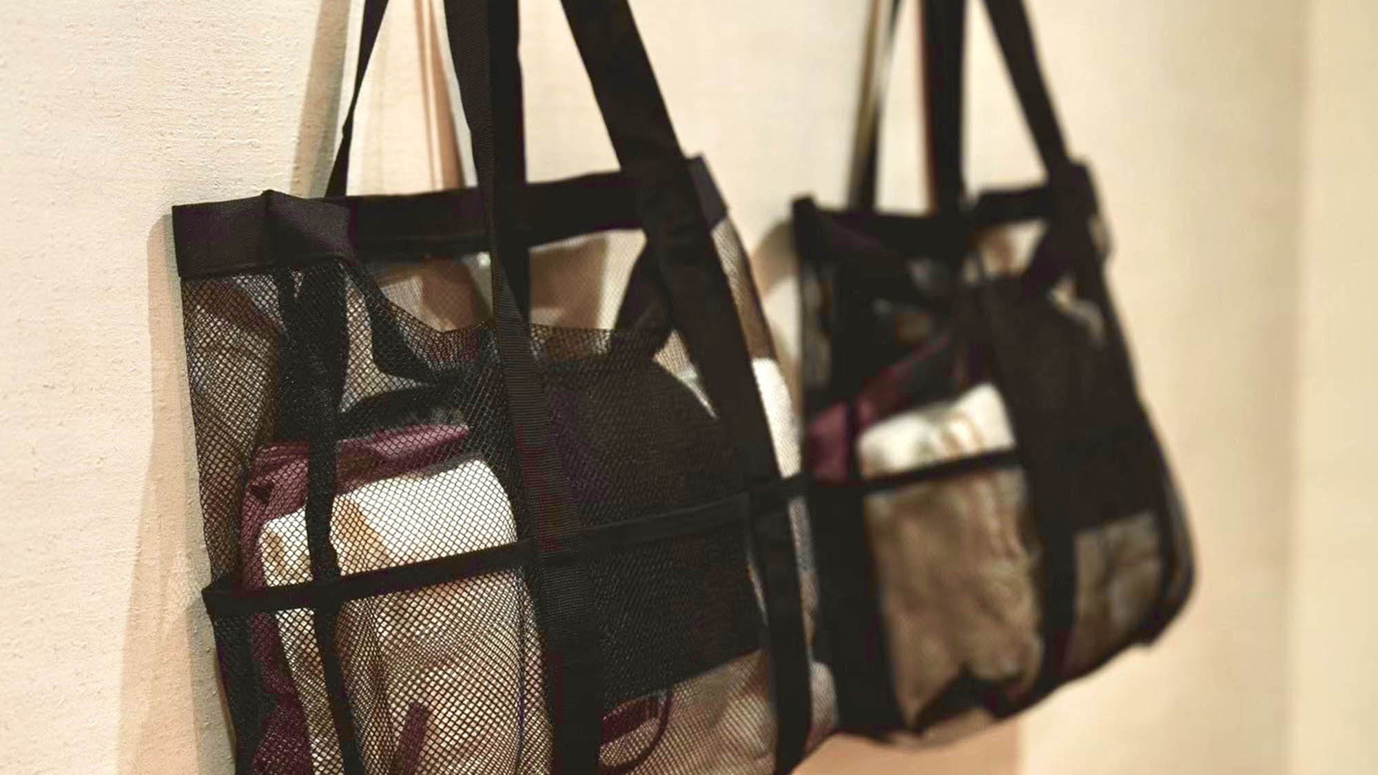 ・【キャビンツインタイプ】タオルやパジャマをバッグにご用意しております。館内の持ち運びも便利です