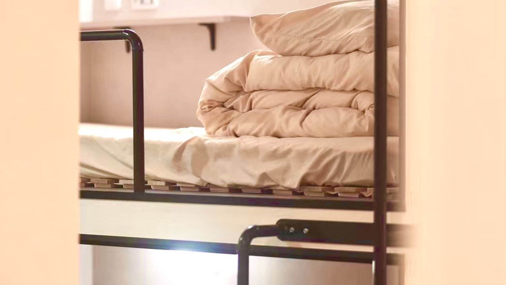 ・【キャビンツインタイプ】落ち着いた色の洗練された空間に気分も上がります。ご友人とのお泊りにぜひ